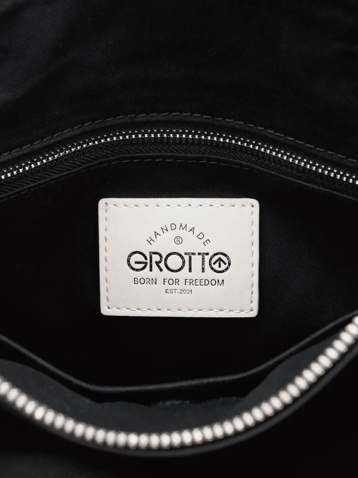 Grotto x Cai Xukun 2 Grotto, le cuir comme déclaration : Cai Xukun devient le visage de vingt-cinq ans de différence