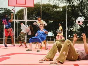 Havaianas et KidSuper font du futebol arte un objet de mode