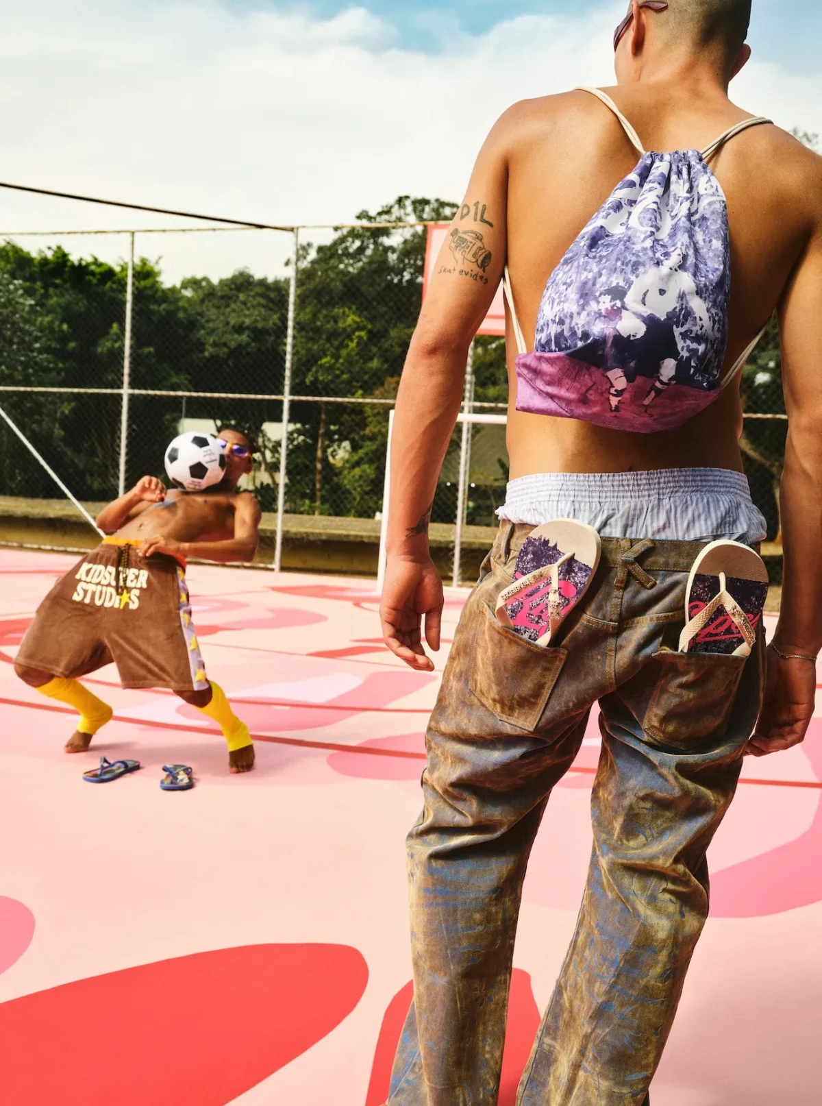 Havaianas et KidSuper font du futebol arte un objet de mode