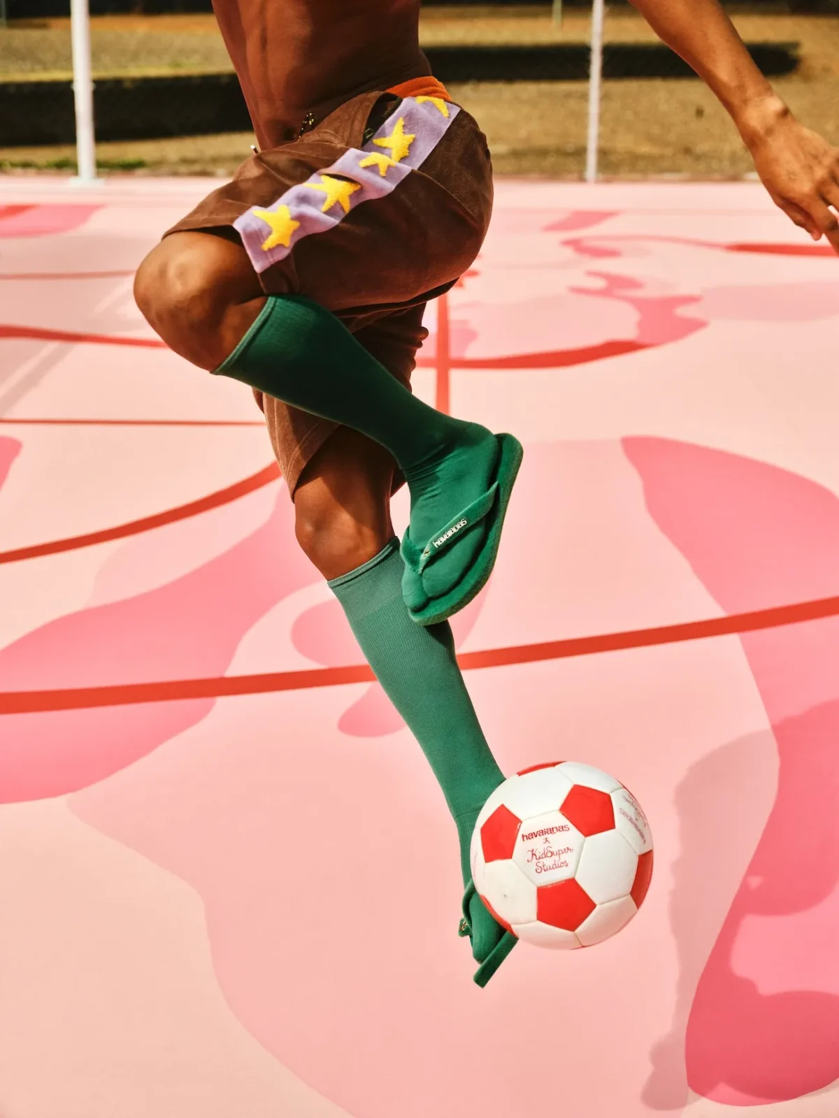Havaianas et KidSuper font du futebol arte un objet de mode