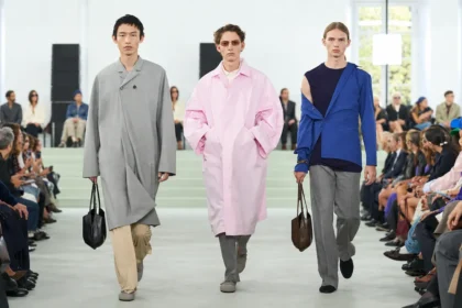 Pour le printemps 2027 de Jil Sander, Simone Bellotti fissure la perfection