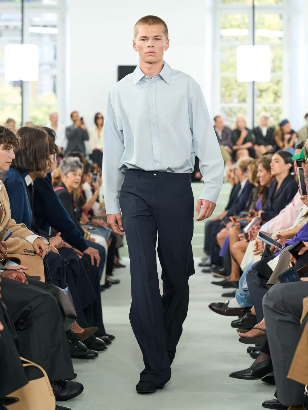Pour le printemps 2027 de Jil Sander, Simone Bellotti fissure la perfection