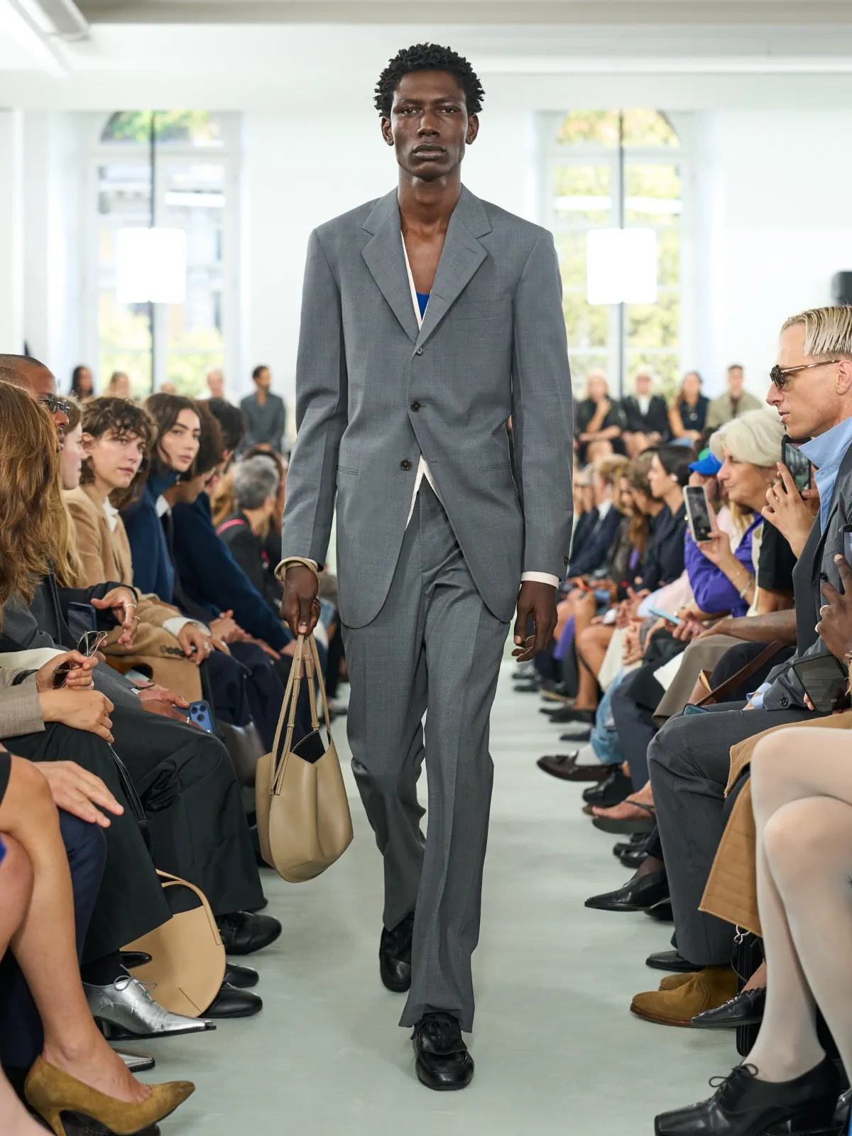 Pour le printemps 2027 de Jil Sander, Simone Bellotti fissure la perfection
