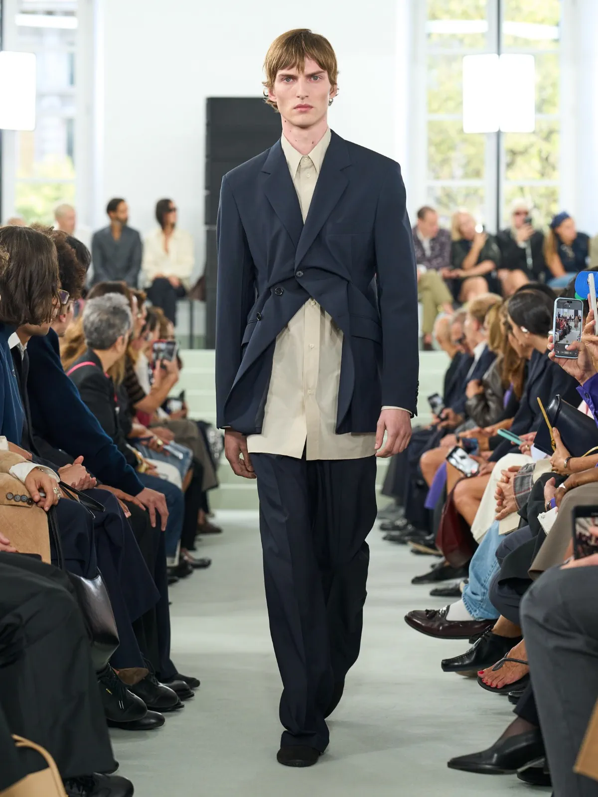 Pour le printemps 2027 de Jil Sander, Simone Bellotti fissure la perfection