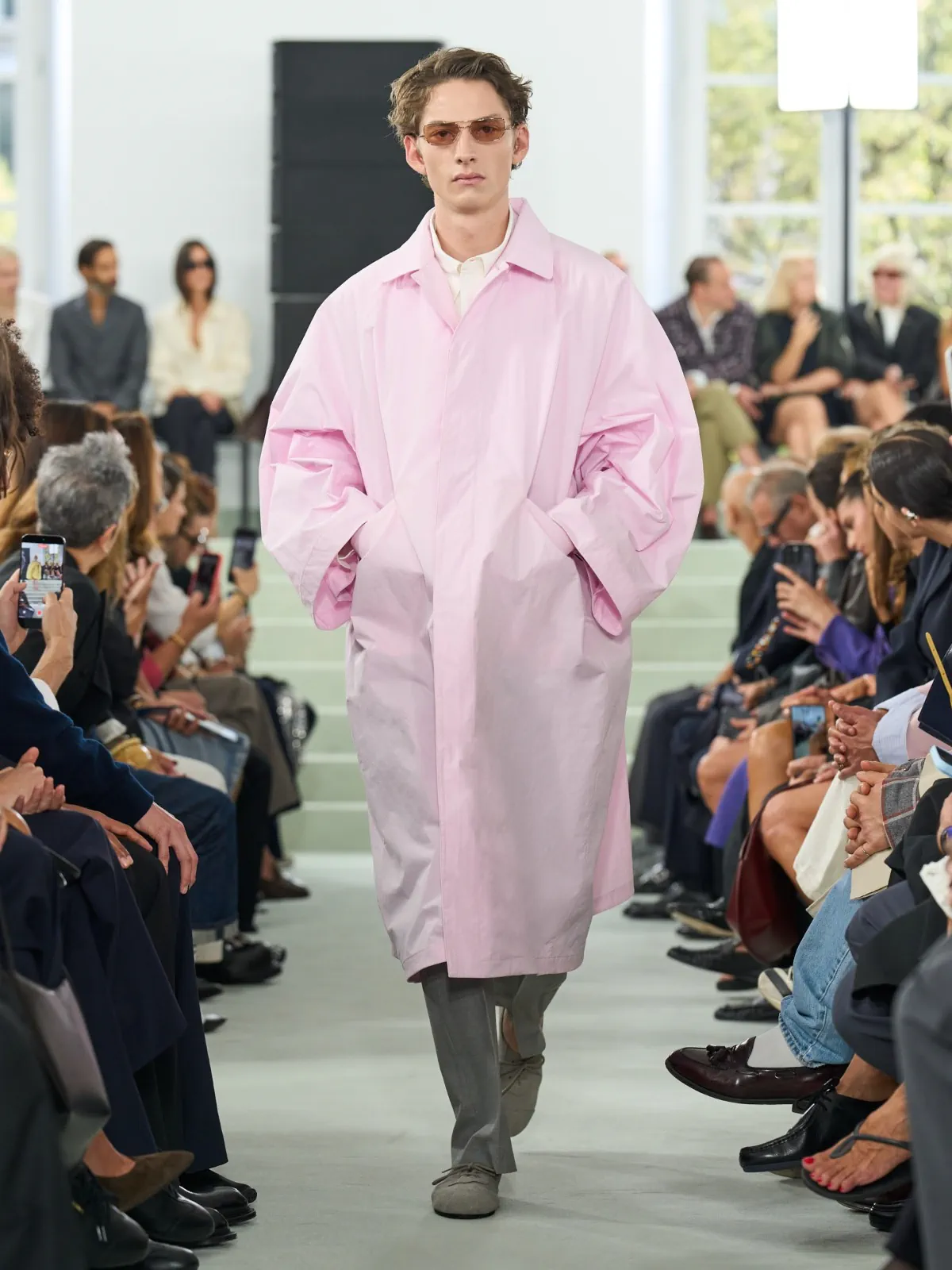 Pour le printemps 2027 de Jil Sander, Simone Bellotti fissure la perfection
