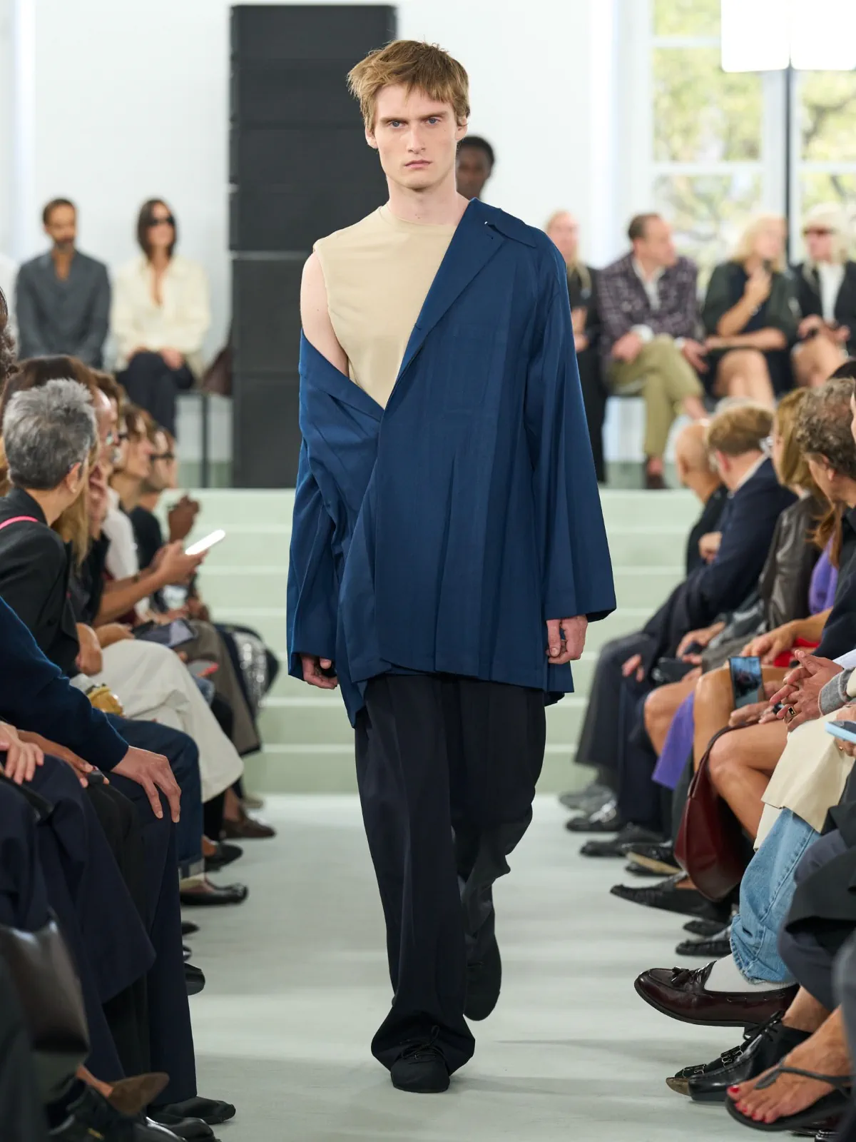 Pour le printemps 2027 de Jil Sander, Simone Bellotti fissure la perfection