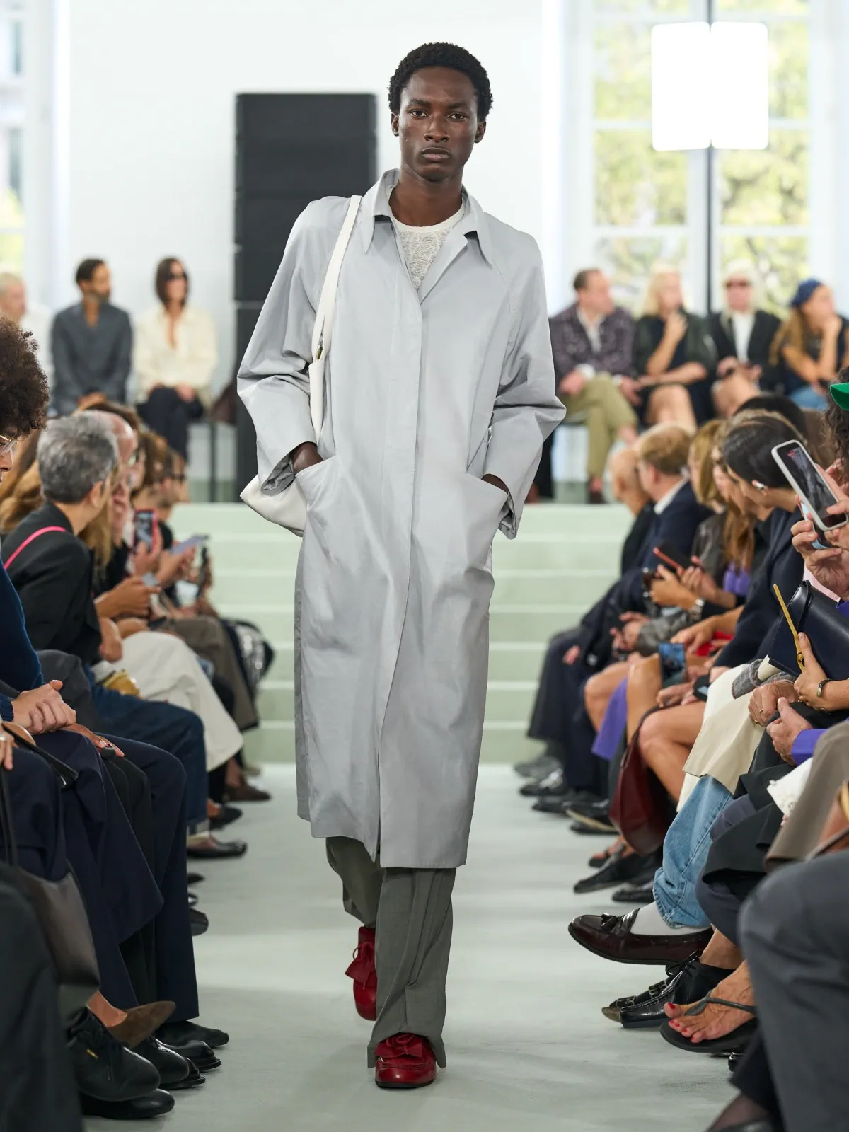 Pour le printemps 2027 de Jil Sander, Simone Bellotti fissure la perfection