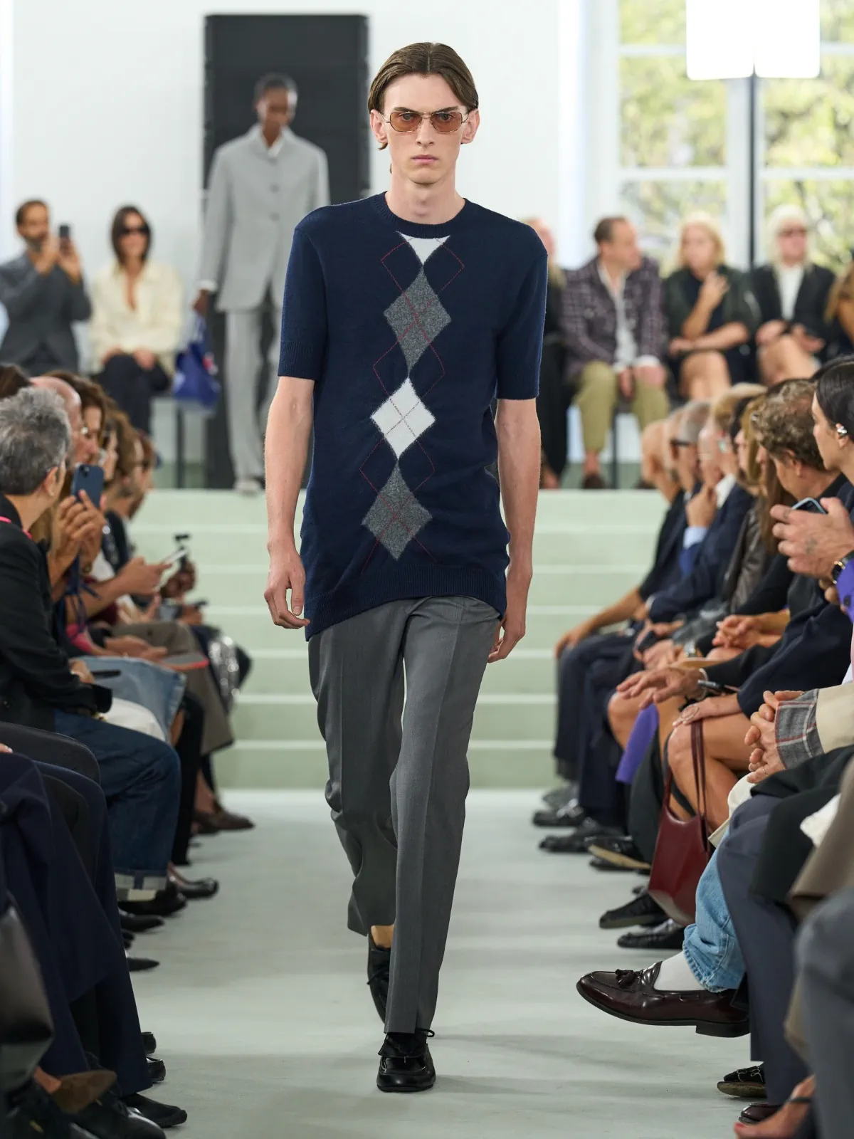 Pour le printemps 2027 de Jil Sander, Simone Bellotti fissure la perfection