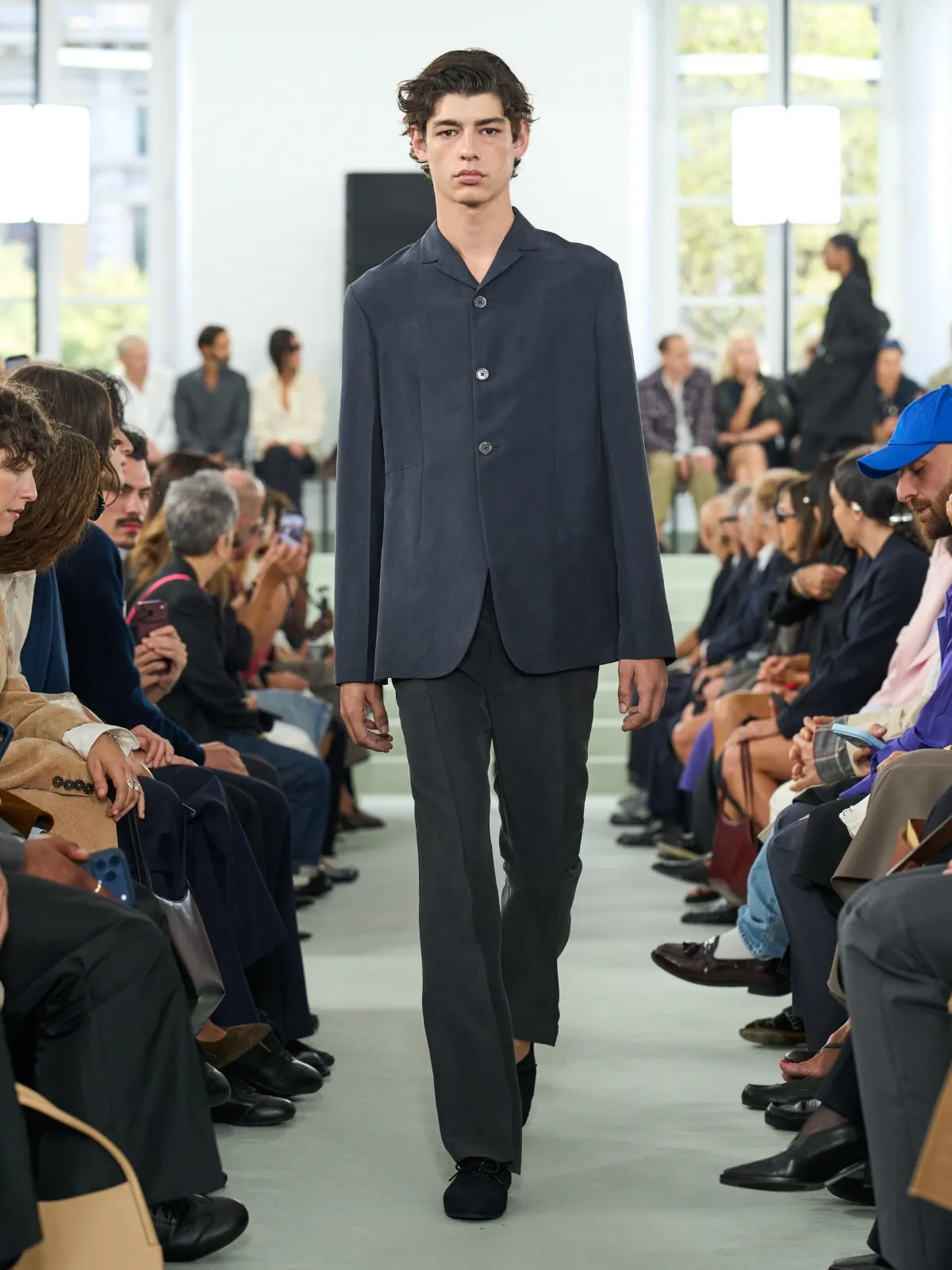 Pour le printemps 2027 de Jil Sander, Simone Bellotti fissure la perfection