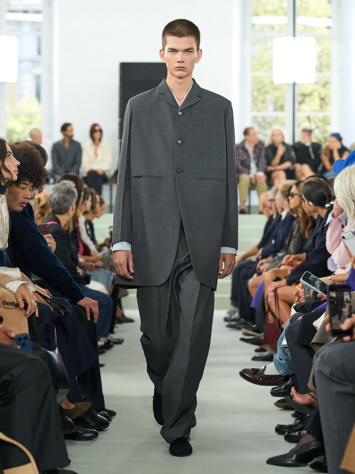 Pour le printemps 2027 de Jil Sander, Simone Bellotti fissure la perfection
