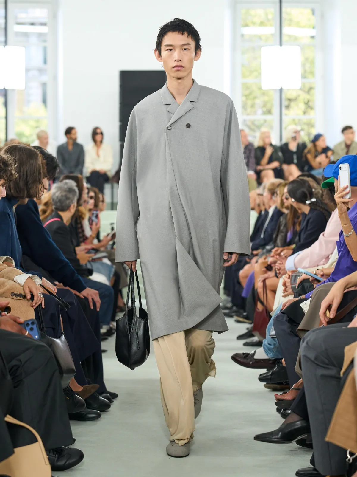 Pour le printemps 2027 de Jil Sander, Simone Bellotti fissure la perfection
