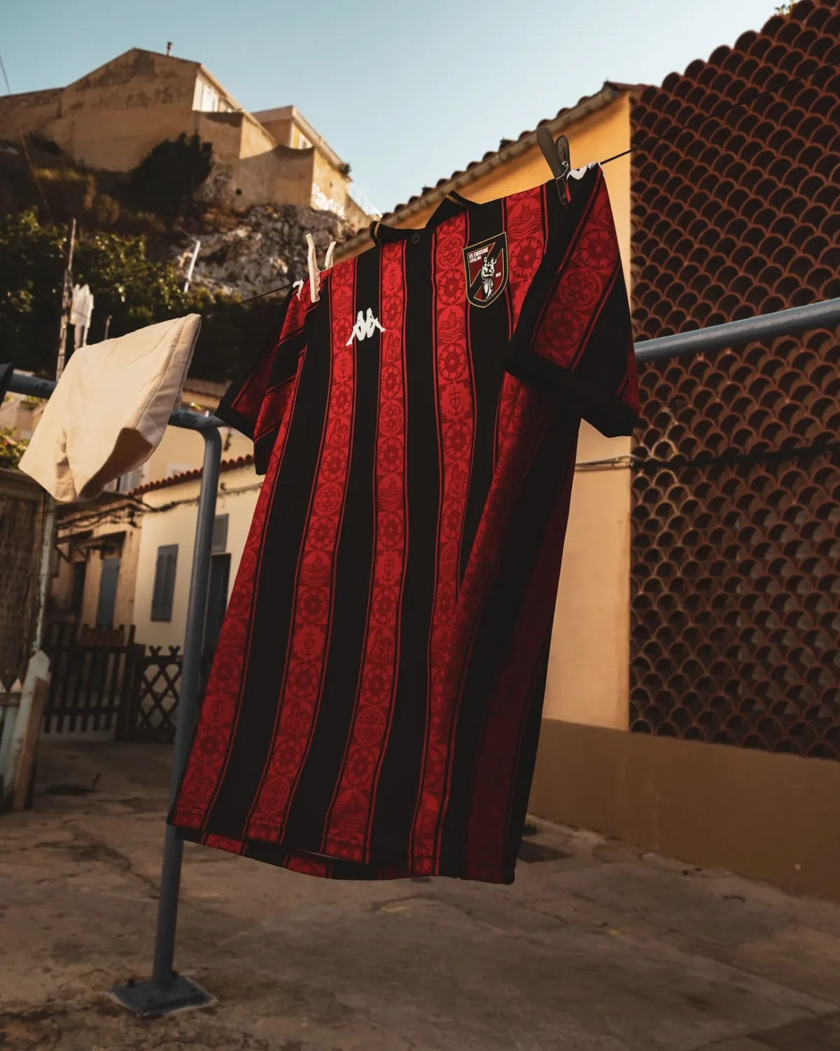 Marseille dans les fibres : le maillot Kappa de l'US Endoume 2026/2027 met la Bonne Mère au centre du jeu