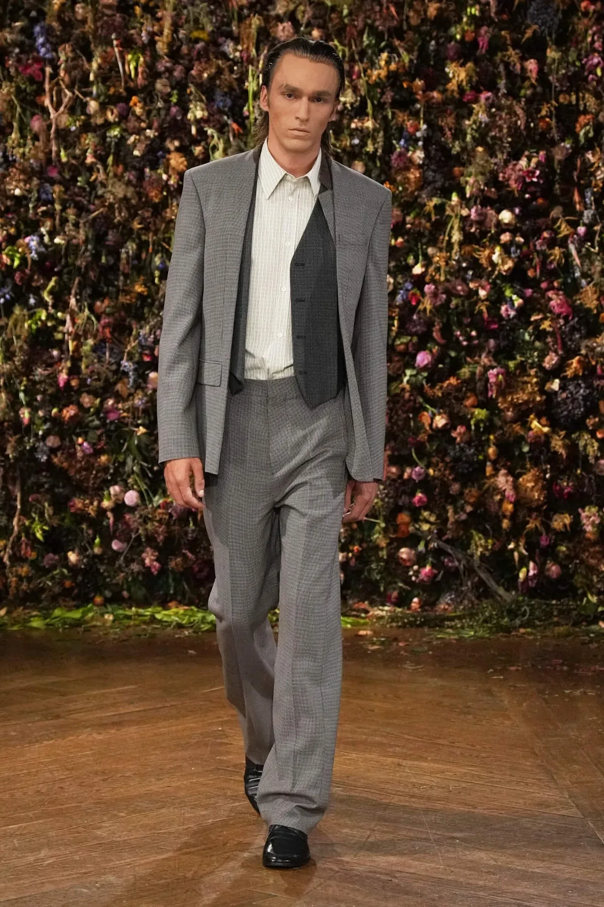 Maison Margiela, printemps 2027 - Glenn Martens cache ses meilleures idées dans un pli