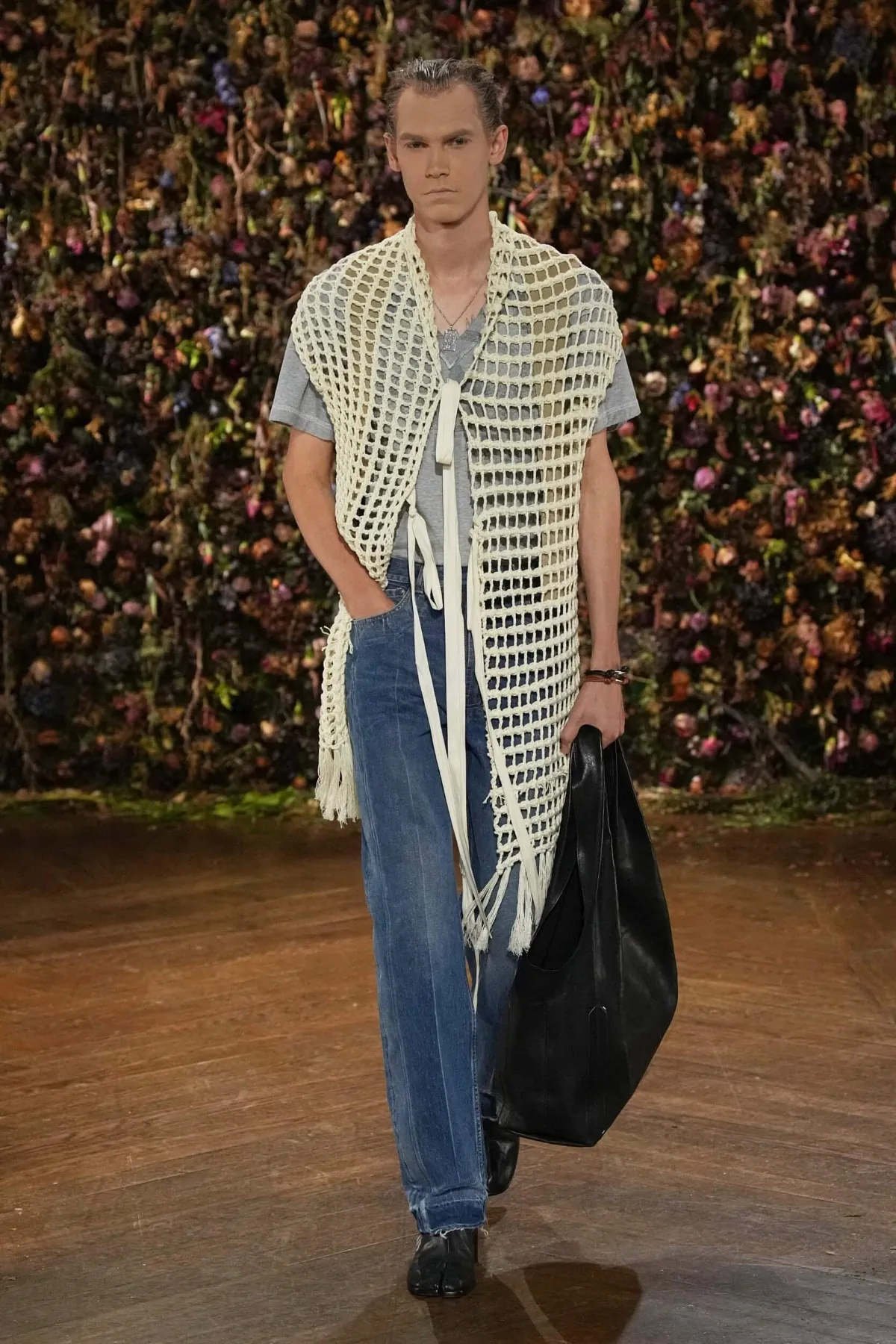 Maison Margiela, printemps 2027 - Glenn Martens cache ses meilleures idées dans un pli