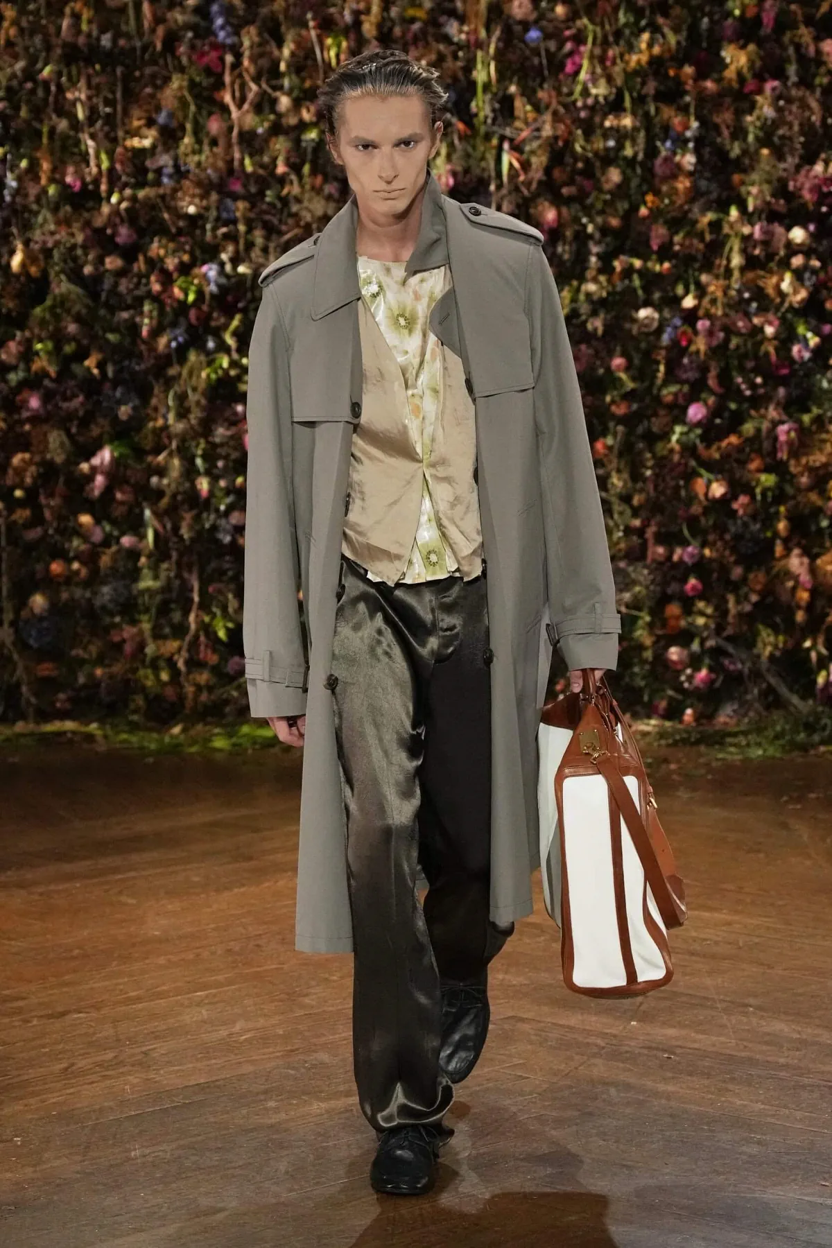 Maison Margiela, printemps 2027 - Glenn Martens cache ses meilleures idées dans un pli