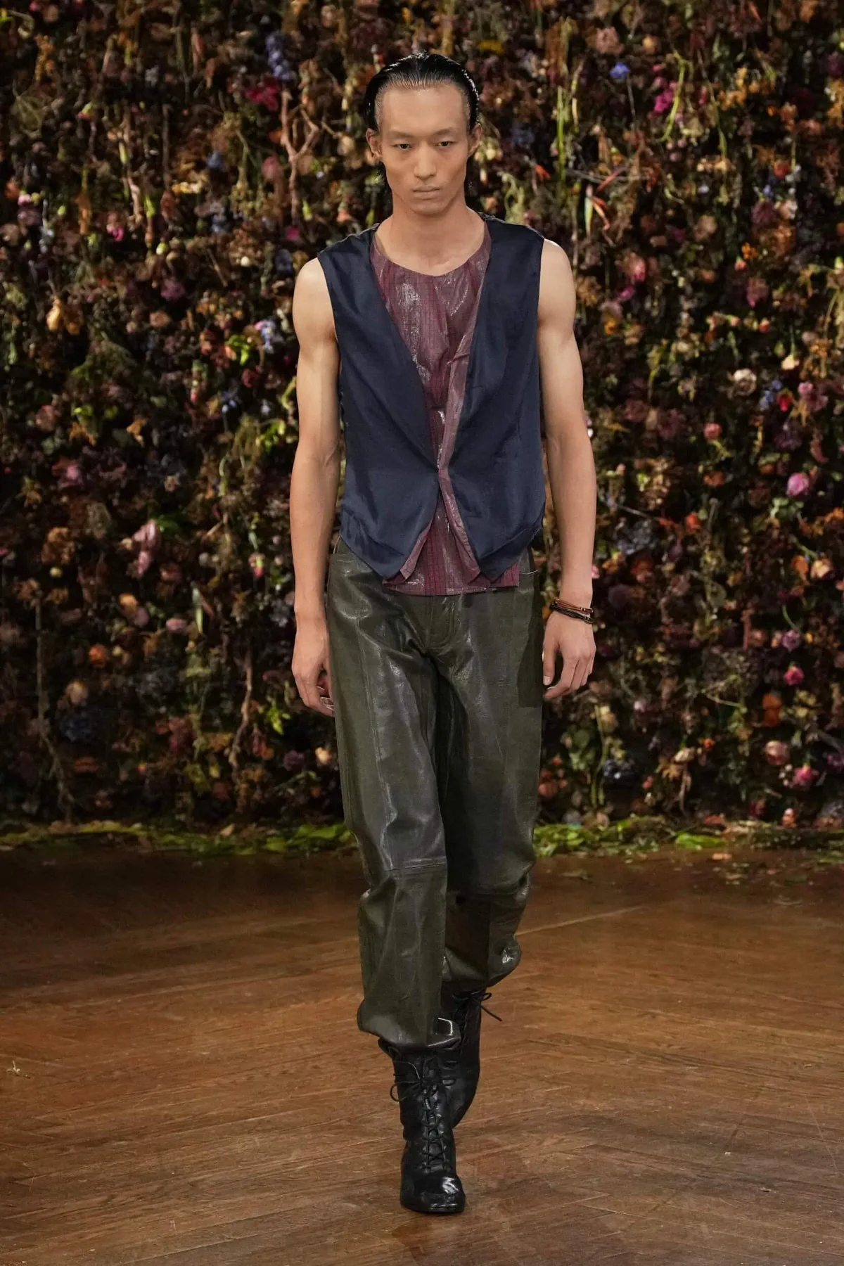 Maison Margiela, printemps 2027 - Glenn Martens cache ses meilleures idées dans un pli