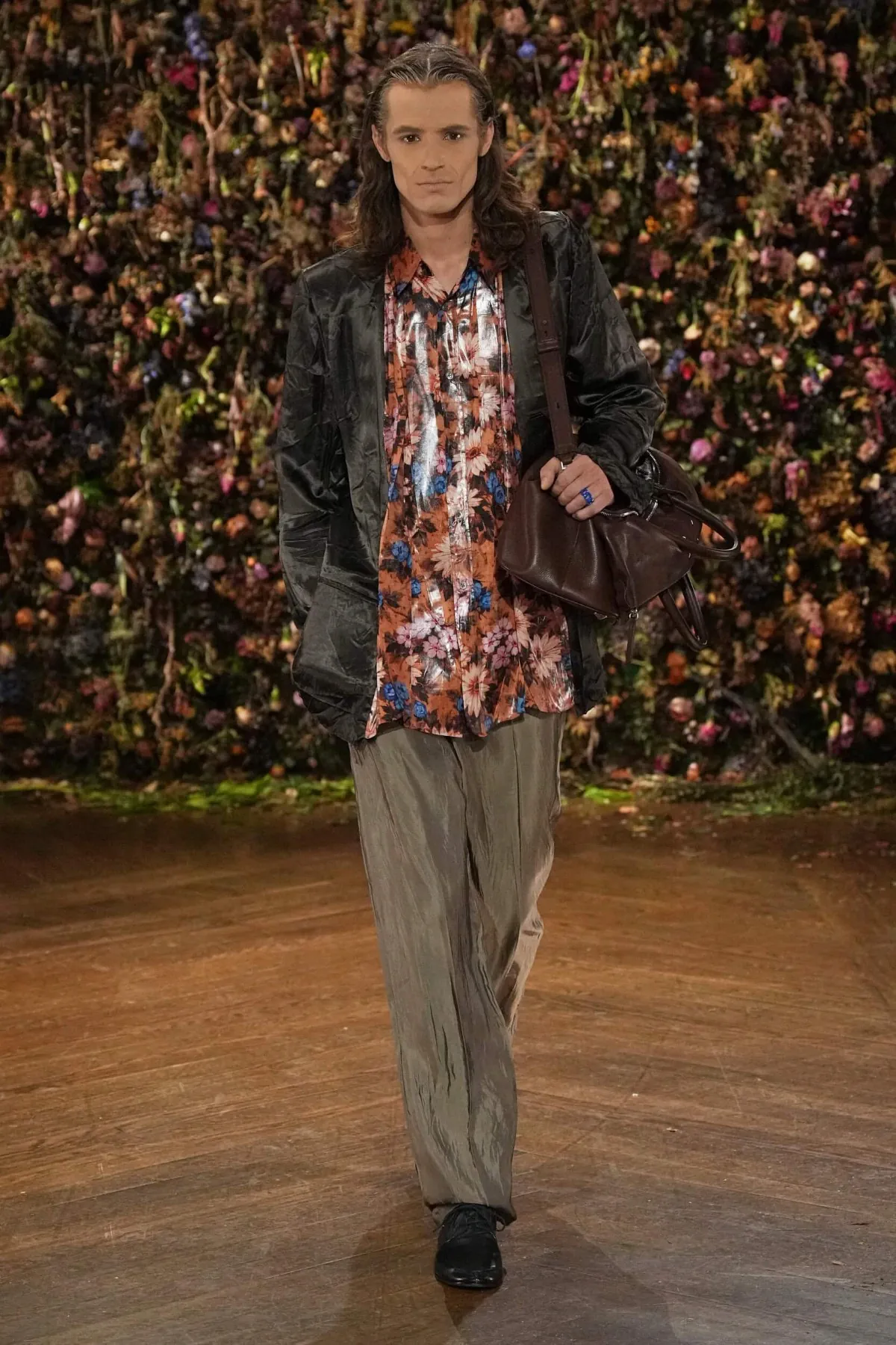 Maison Margiela, printemps 2027 - Glenn Martens cache ses meilleures idées dans un pli