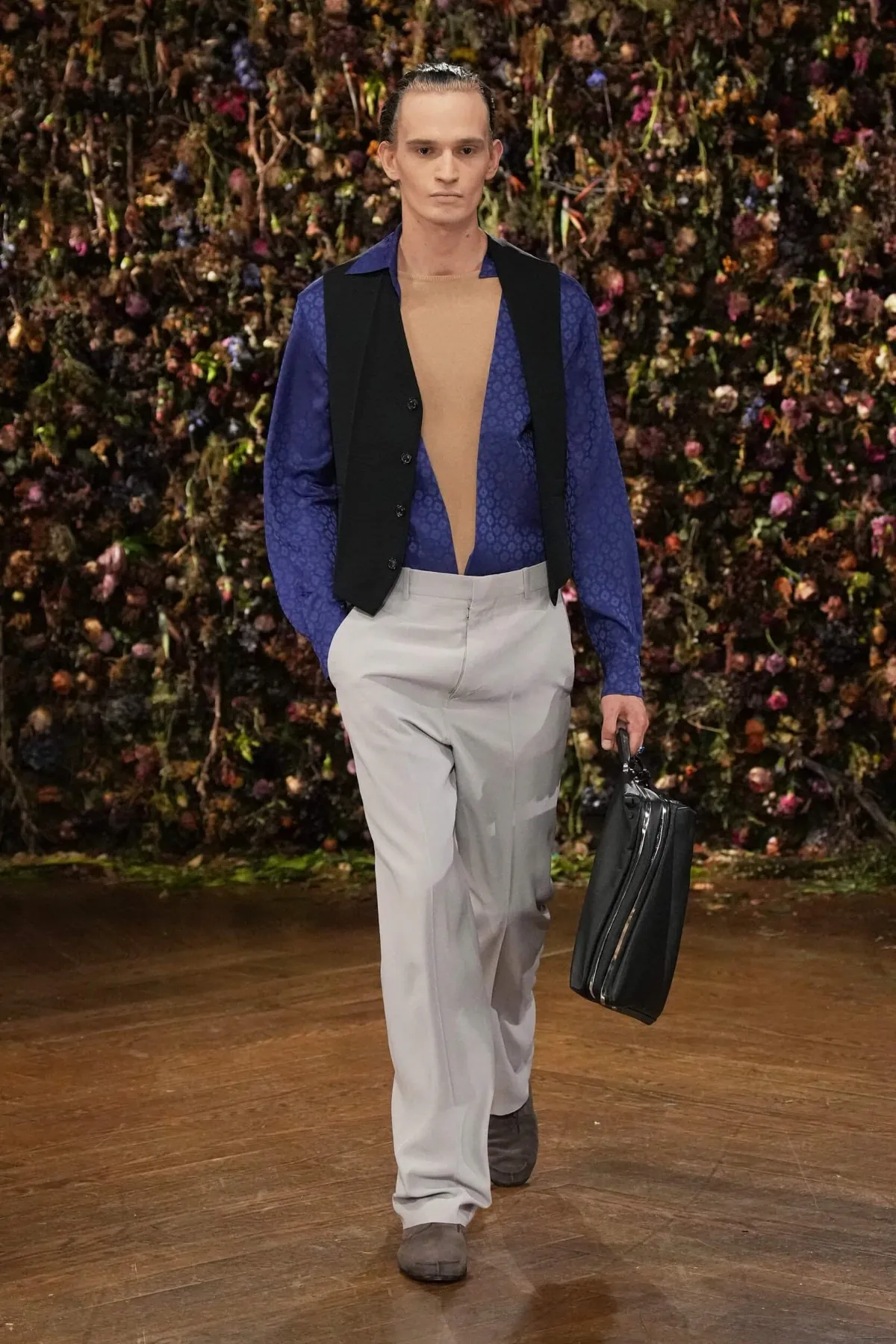 Maison Margiela, printemps 2027 - Glenn Martens cache ses meilleures idées dans un pli