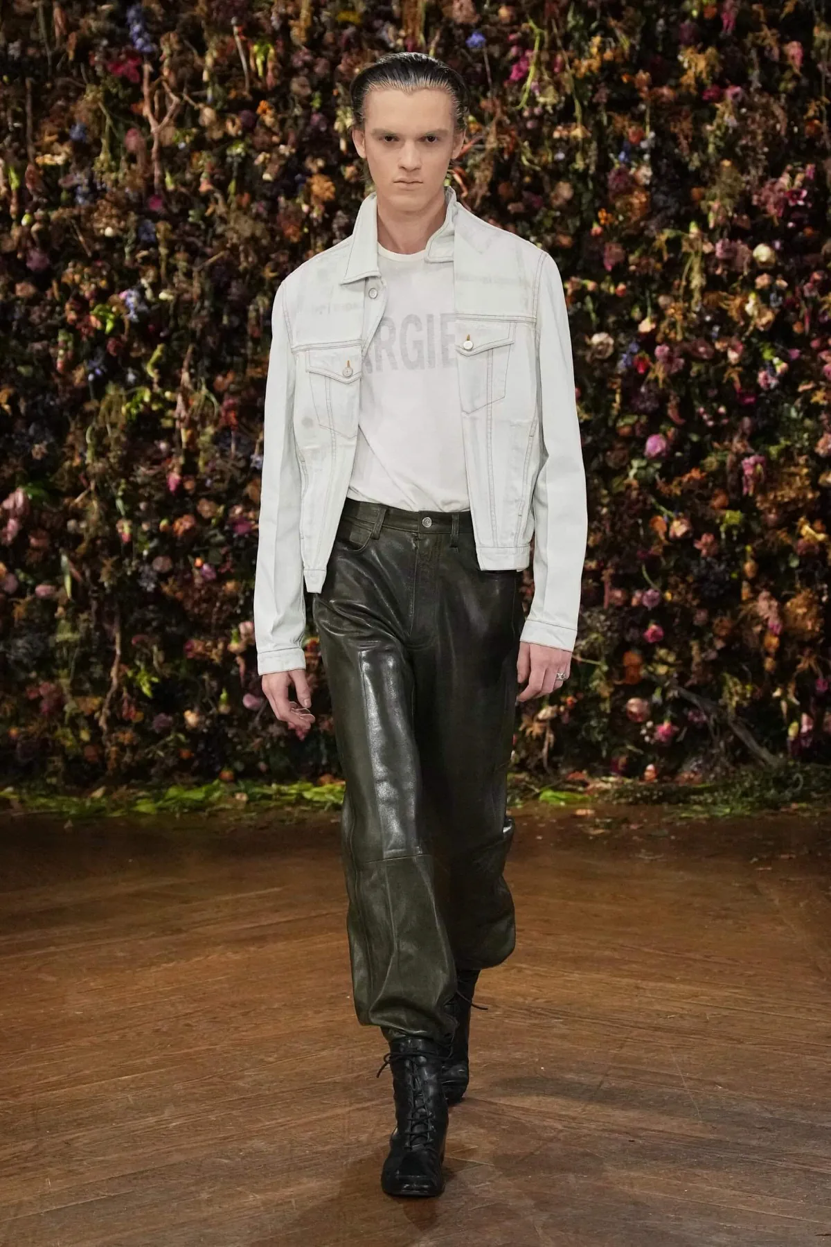 Maison Margiela, printemps 2027 - Glenn Martens cache ses meilleures idées dans un pli