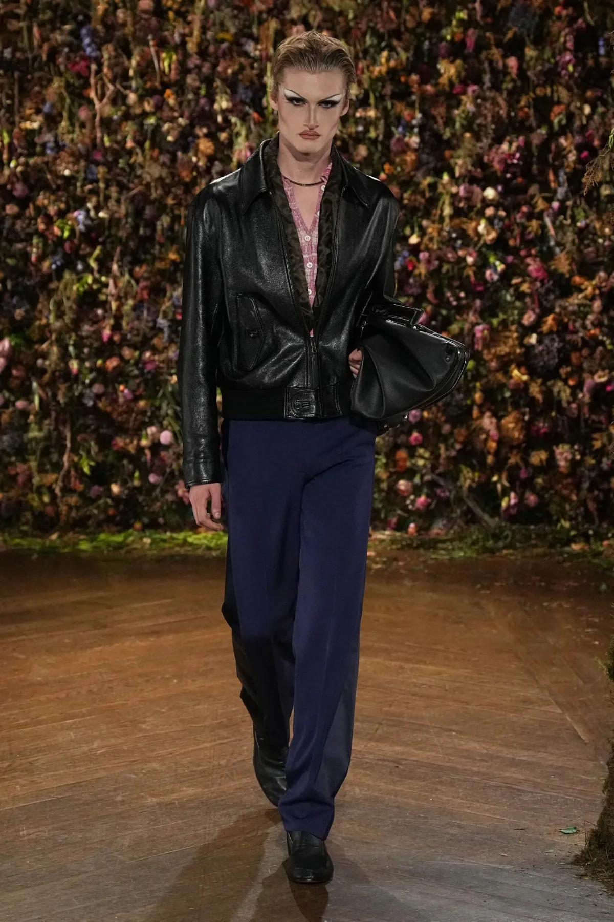 Maison Margiela, printemps 2027 - Glenn Martens cache ses meilleures idées dans un pli
