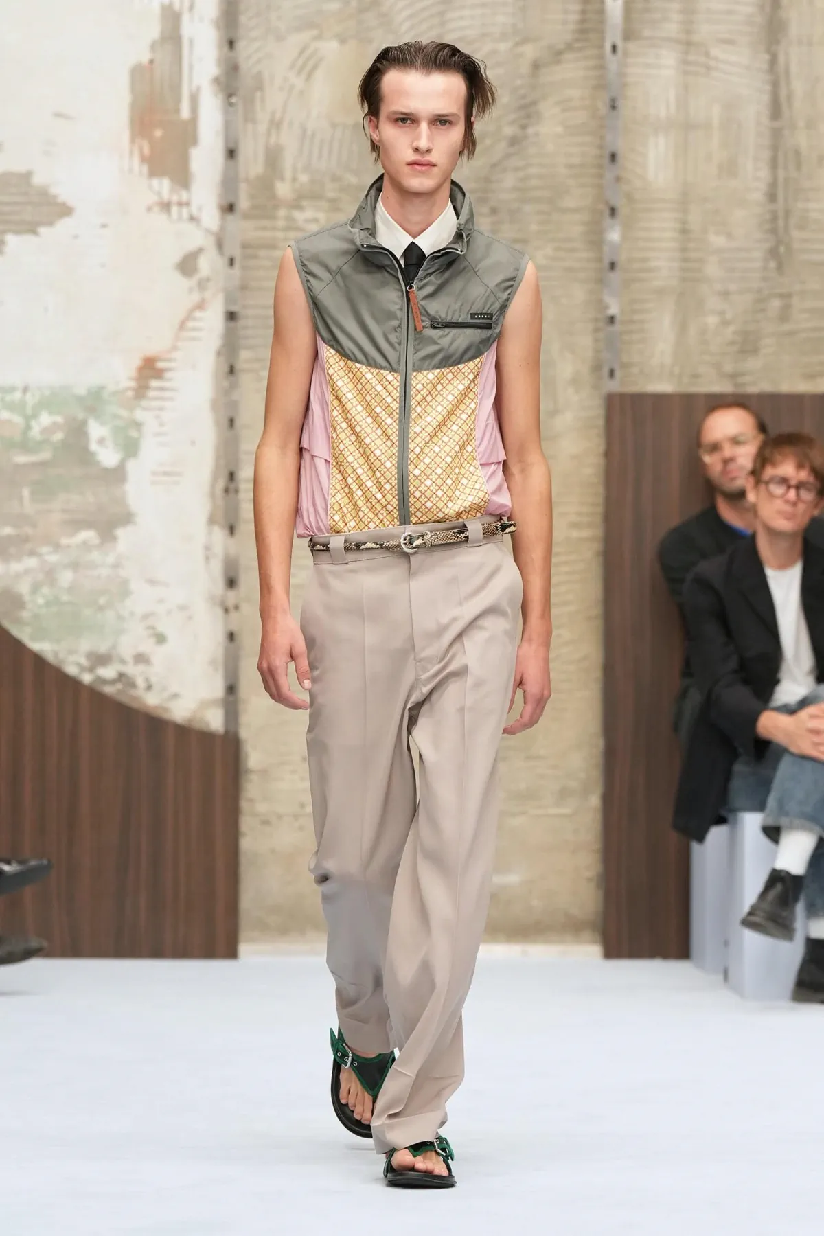 Marni printemps 2027, Meryll Rogge réécrit l’élégance masculine sans hausser le ton