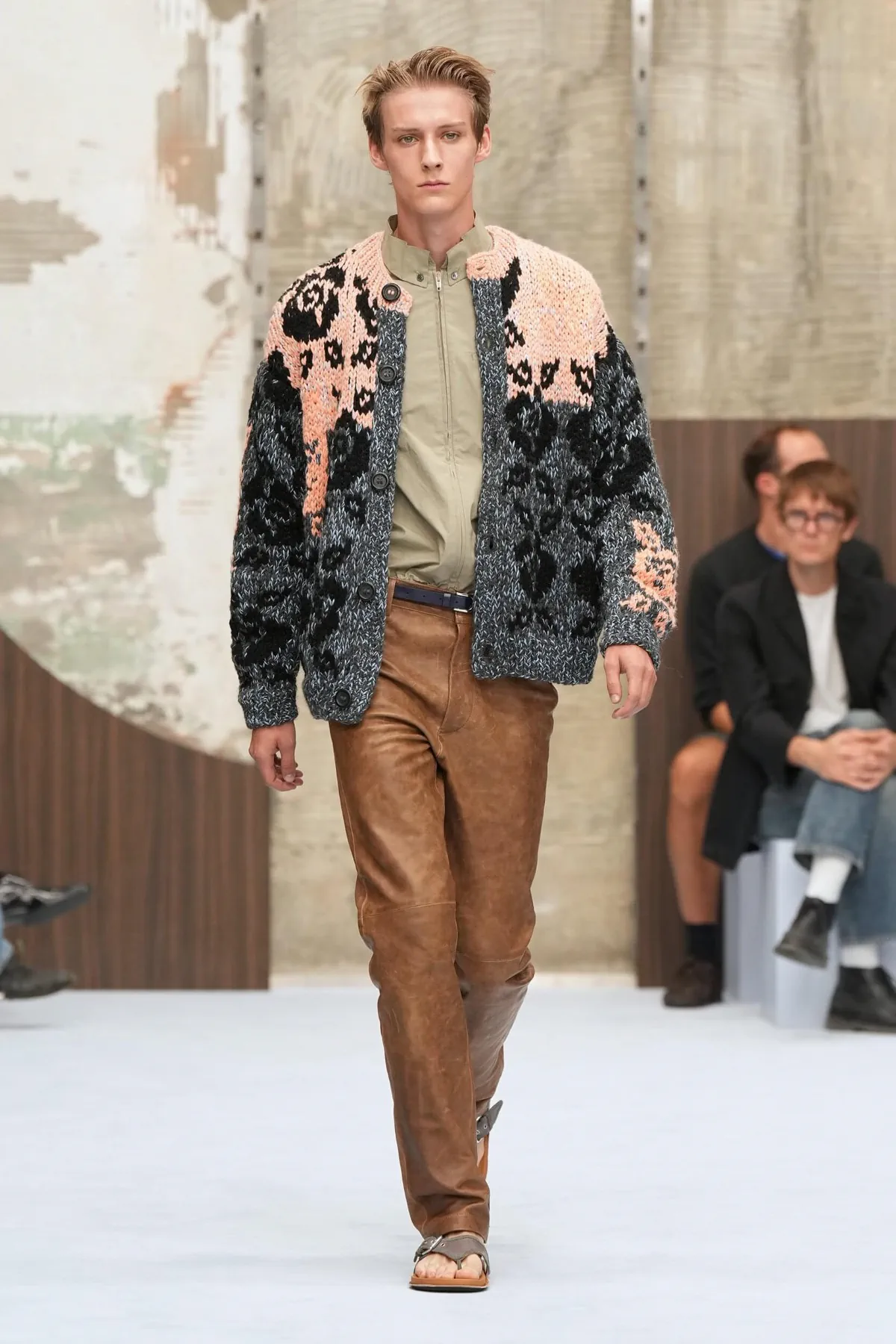 Marni printemps 2027, Meryll Rogge réécrit l’élégance masculine sans hausser le ton