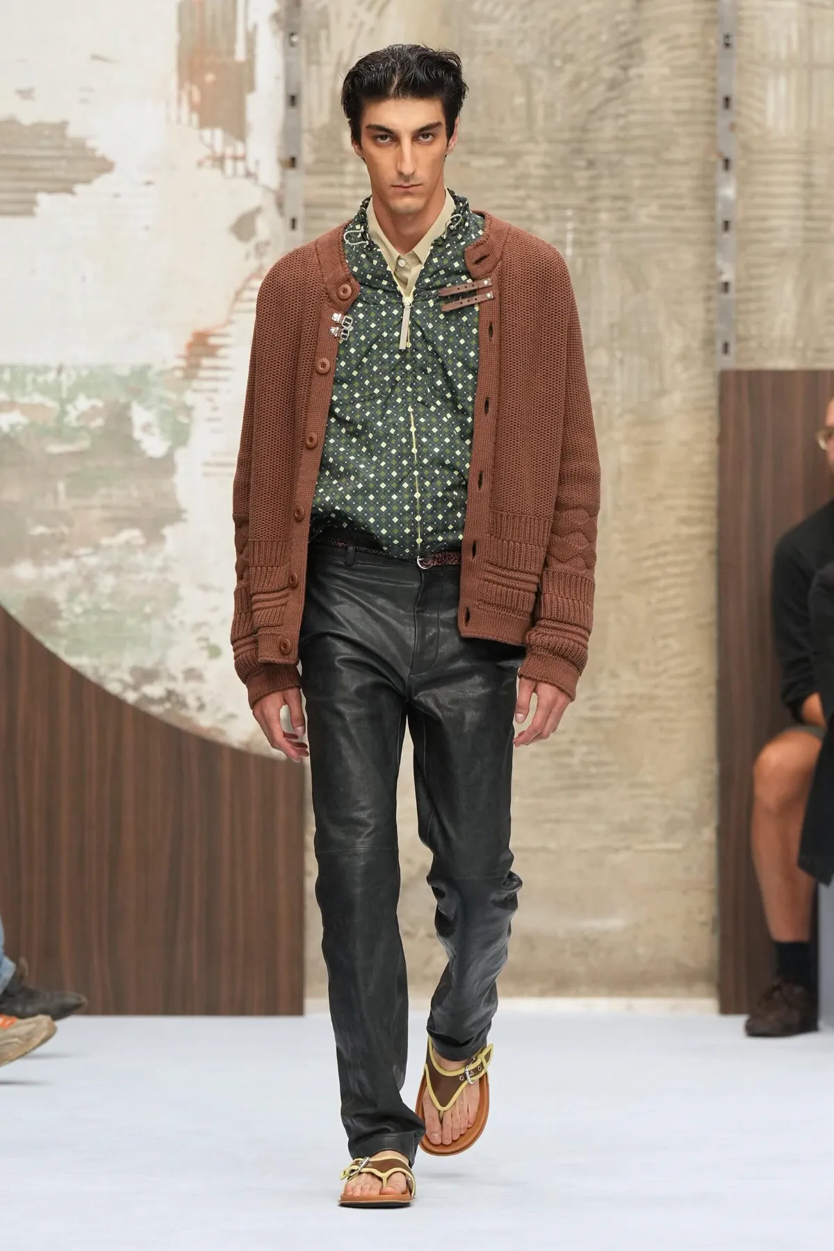 Marni printemps 2027, Meryll Rogge réécrit l’élégance masculine sans hausser le ton