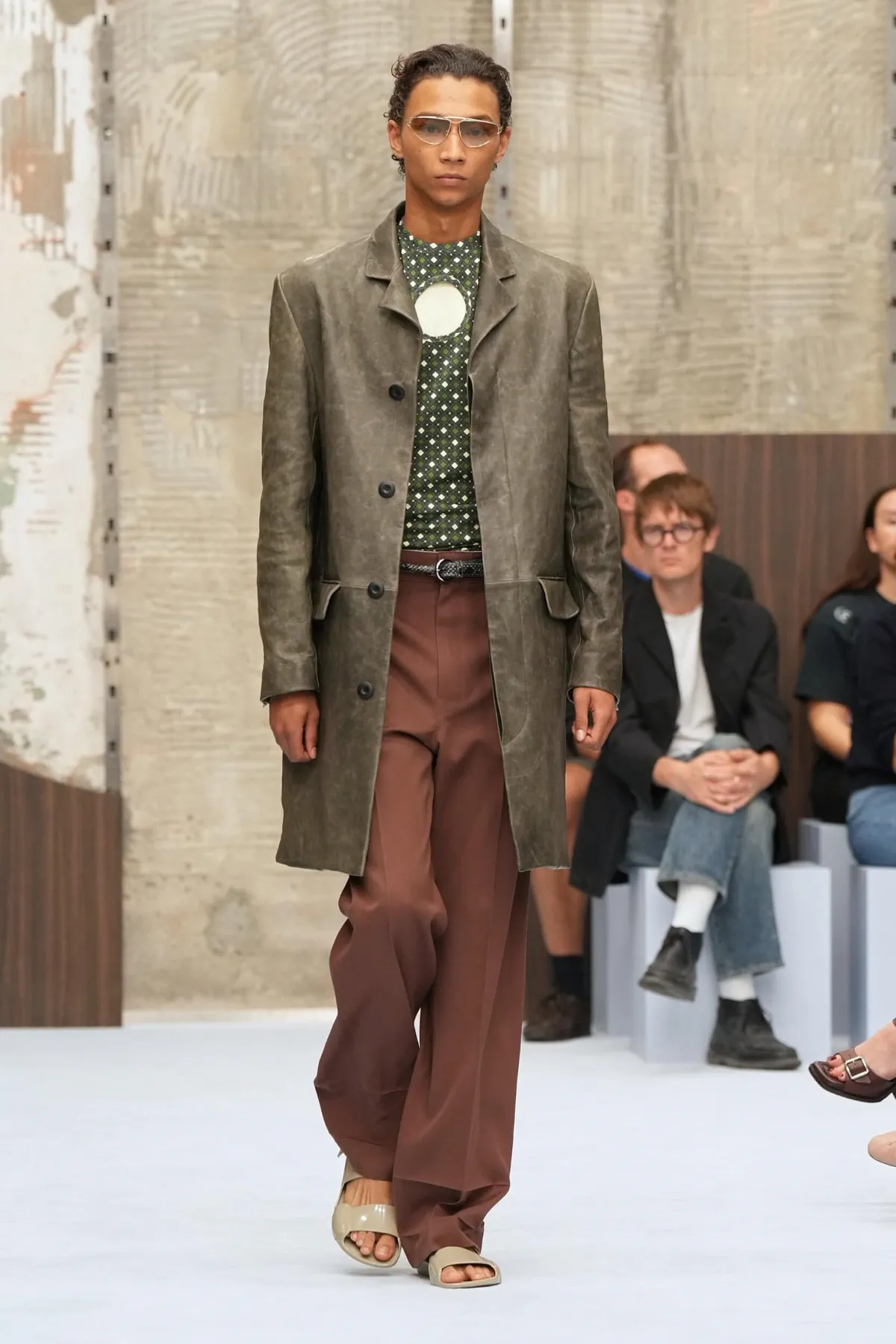 Marni printemps 2027, Meryll Rogge réécrit l’élégance masculine sans hausser le ton
