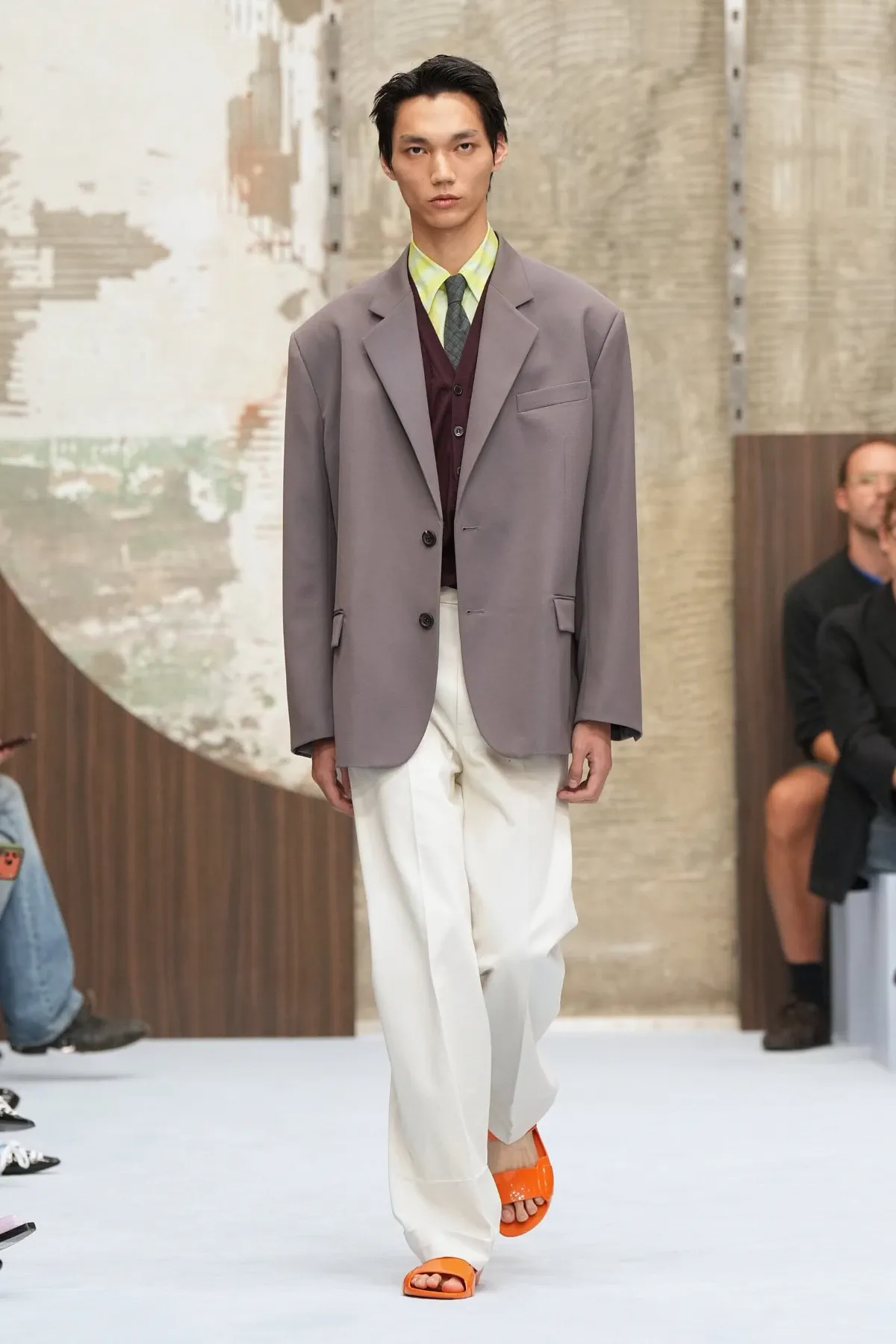 Marni printemps 2027, Meryll Rogge réécrit l’élégance masculine sans hausser le ton