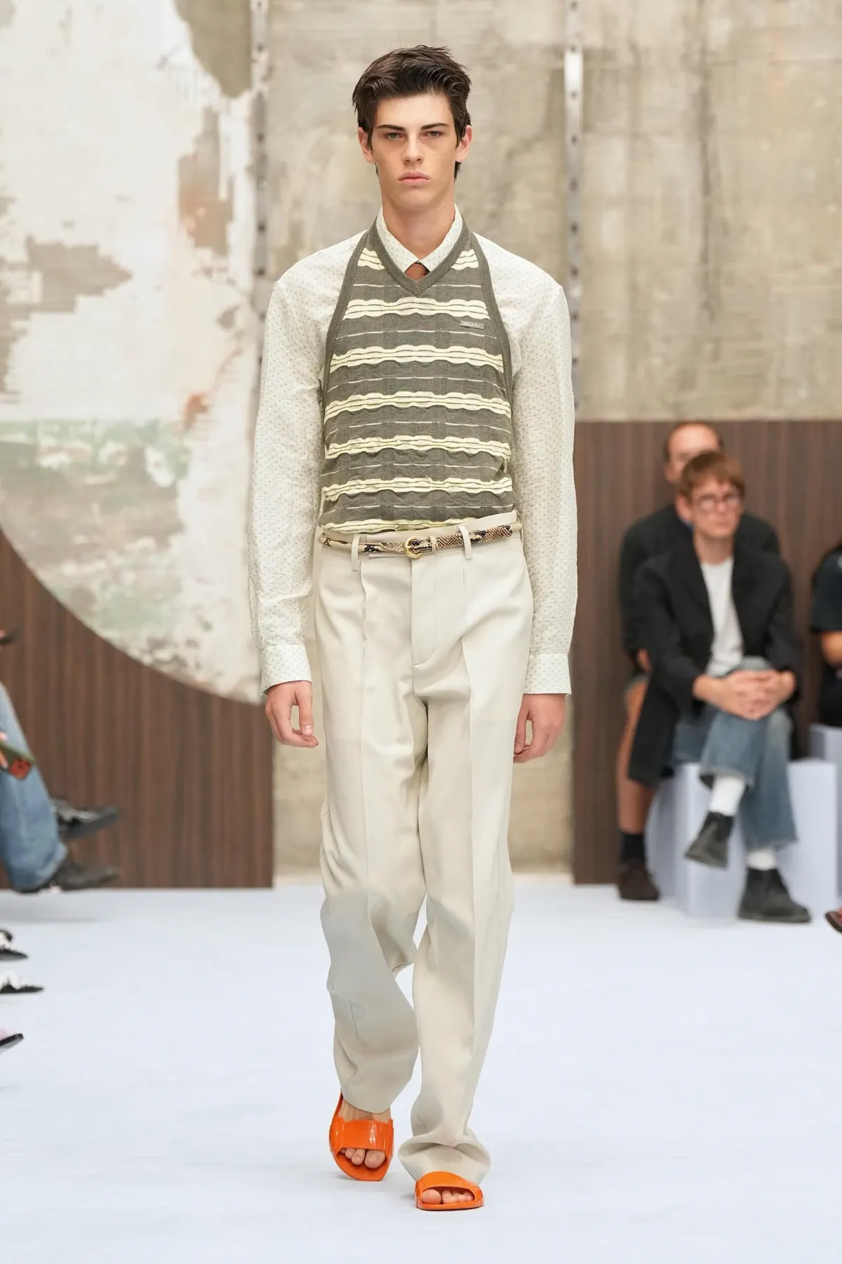 Marni printemps 2027, Meryll Rogge réécrit l’élégance masculine sans hausser le ton