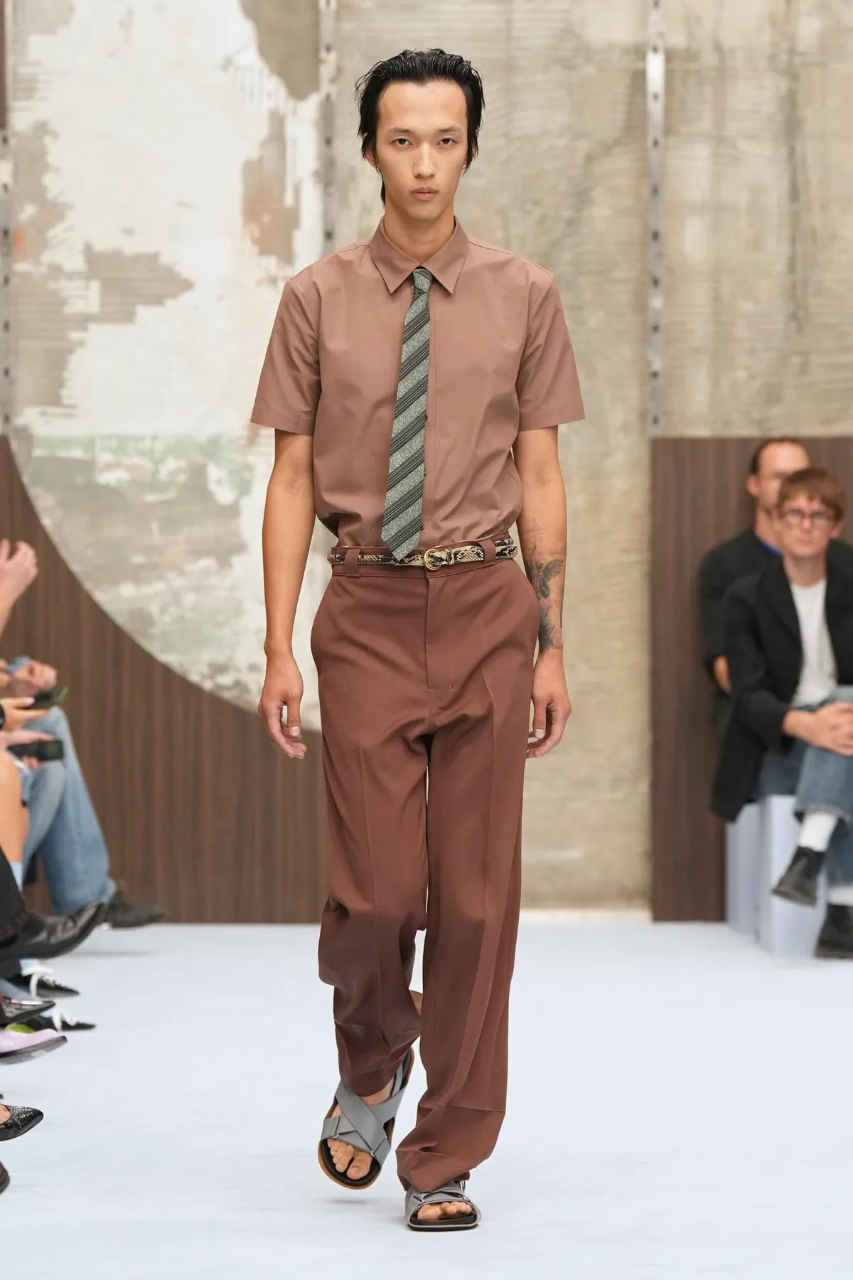 Marni printemps 2027, Meryll Rogge réécrit l’élégance masculine sans hausser le ton