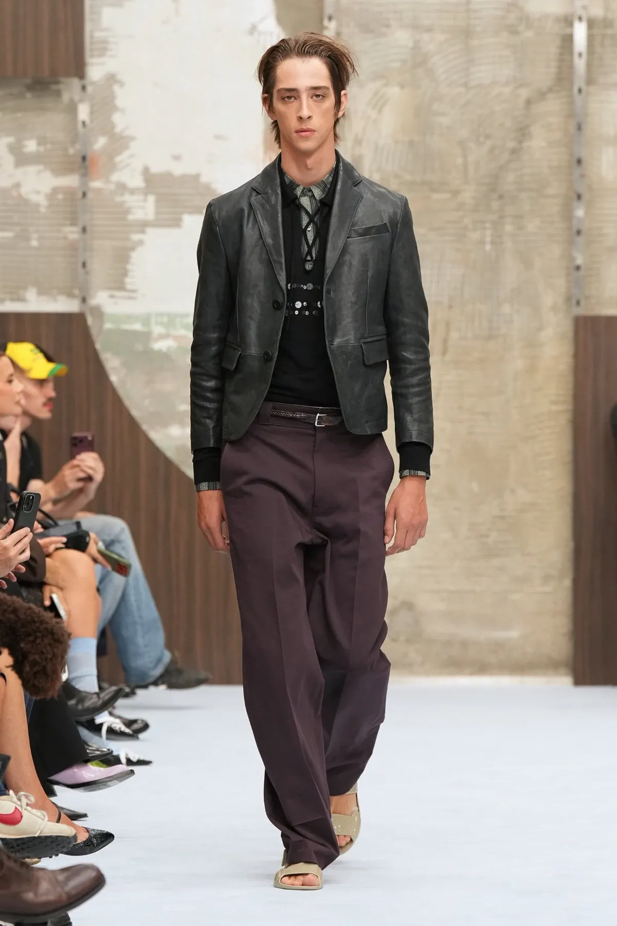 Marni printemps 2027, Meryll Rogge réécrit l’élégance masculine sans hausser le ton
