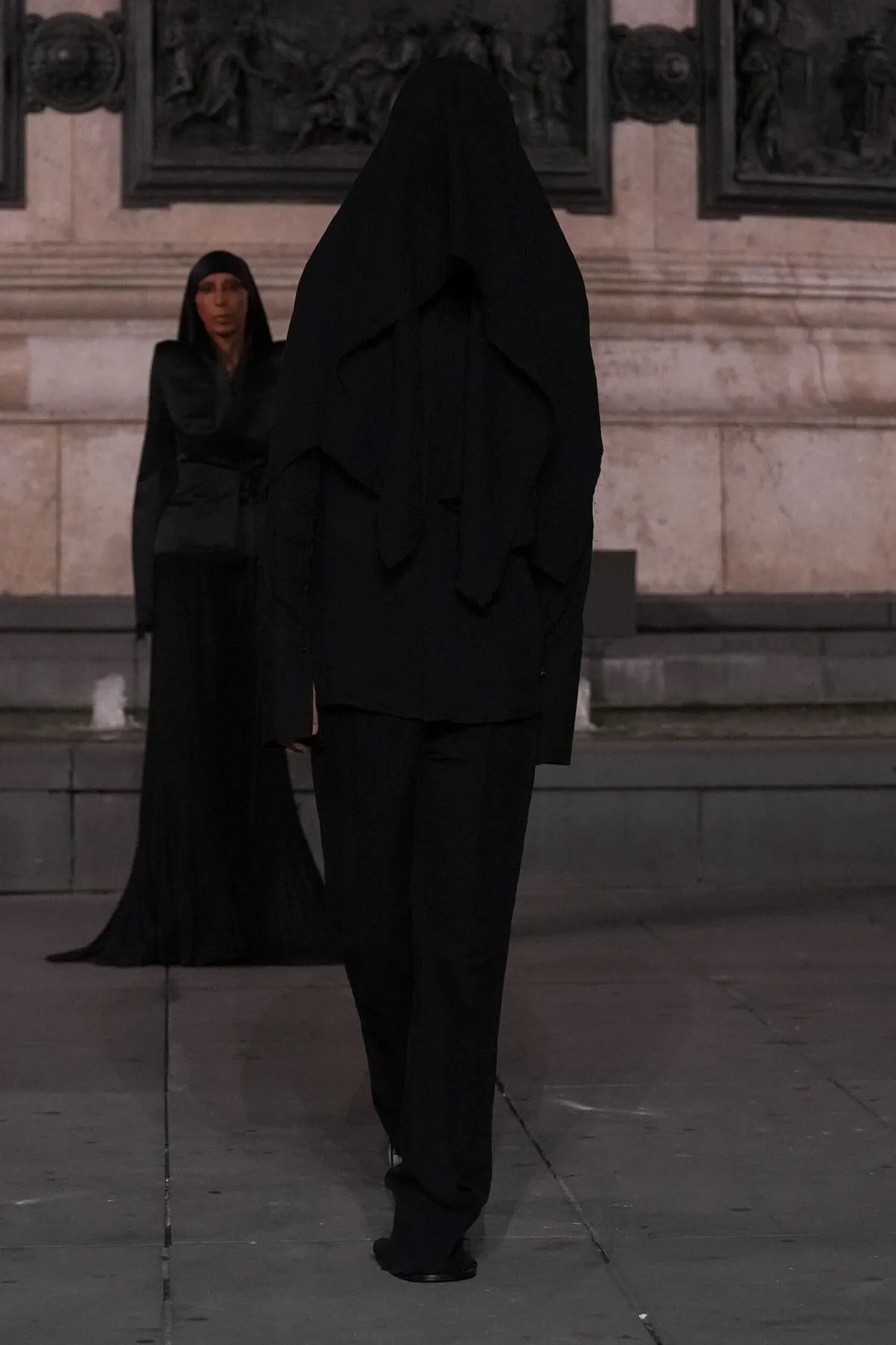 Matières Fécales printemps 2027 - place de la République, l'homme des 99 % entre en scène