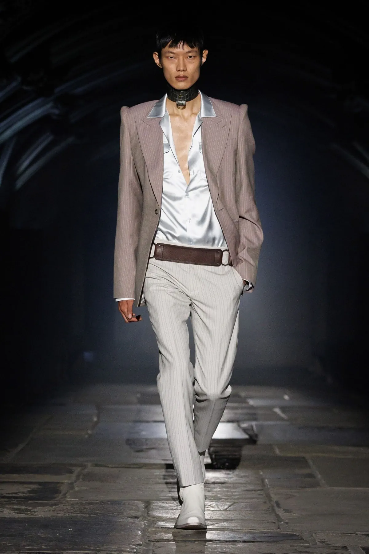 McQueen Spring Summer 2027 London Fashion Week 1 McQueen rentre Ă Londres : l'homme printemps 2027 troque le glamour parisien pour la rigueur de Savile Row