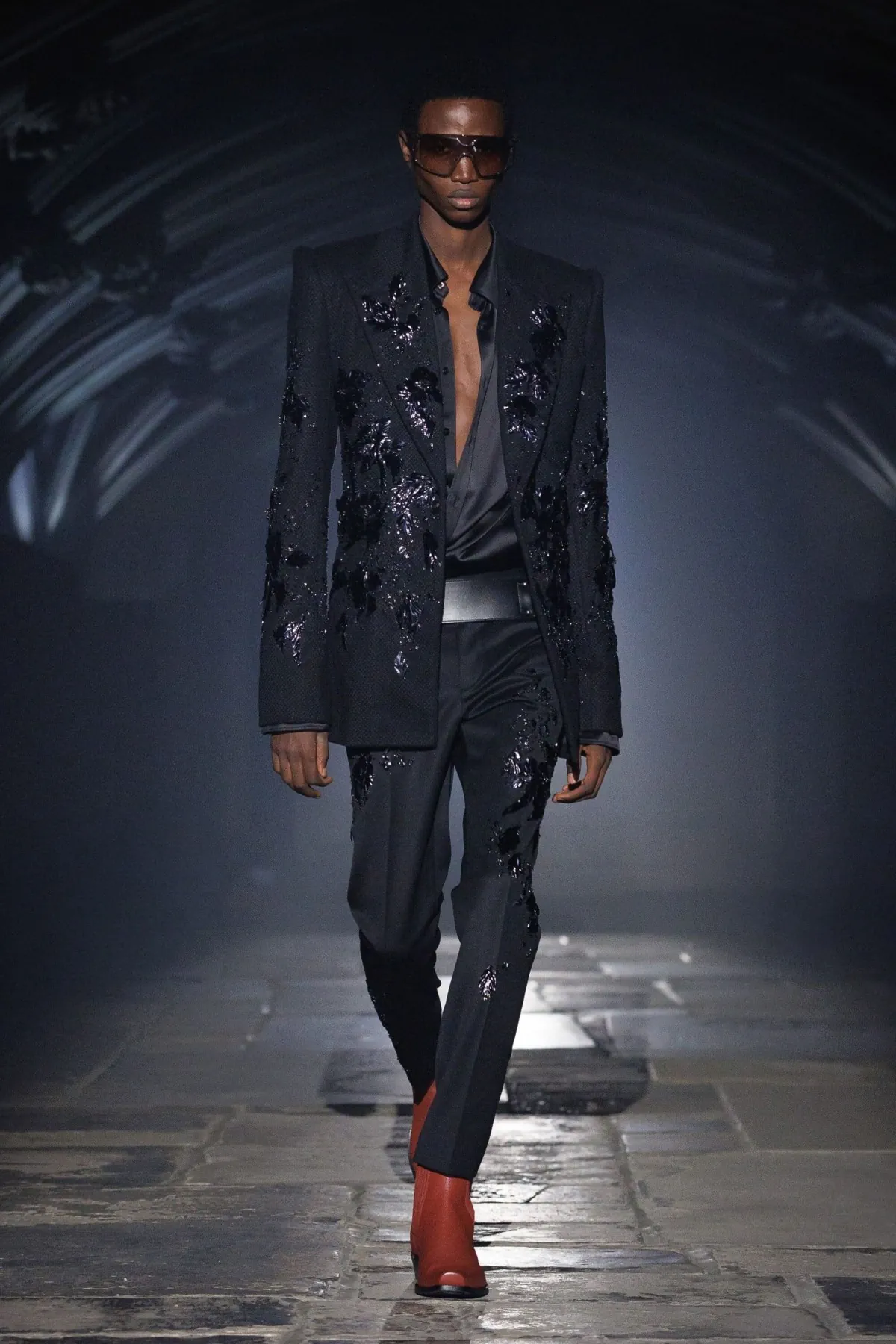 McQueen Spring Summer 2027 London Fashion Week 10 McQueen rentre Ă Londres : l'homme printemps 2027 troque le glamour parisien pour la rigueur de Savile Row