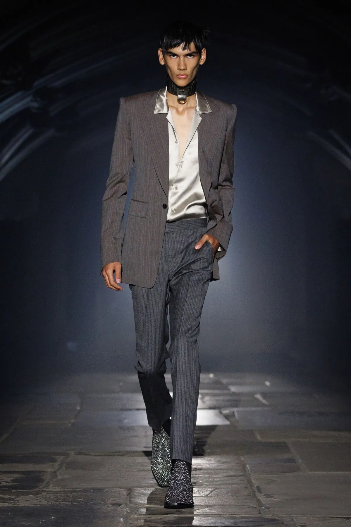 McQueen Spring Summer 2027 London Fashion Week 2 McQueen rentre Ă Londres : l'homme printemps 2027 troque le glamour parisien pour la rigueur de Savile Row
