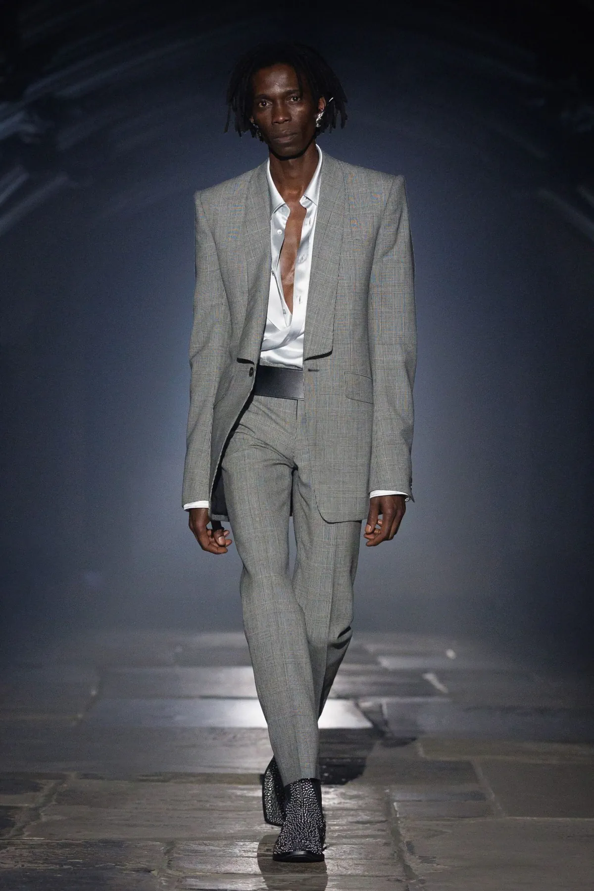 McQueen Spring Summer 2027 London Fashion Week 3 McQueen rentre Ă Londres : l'homme printemps 2027 troque le glamour parisien pour la rigueur de Savile Row