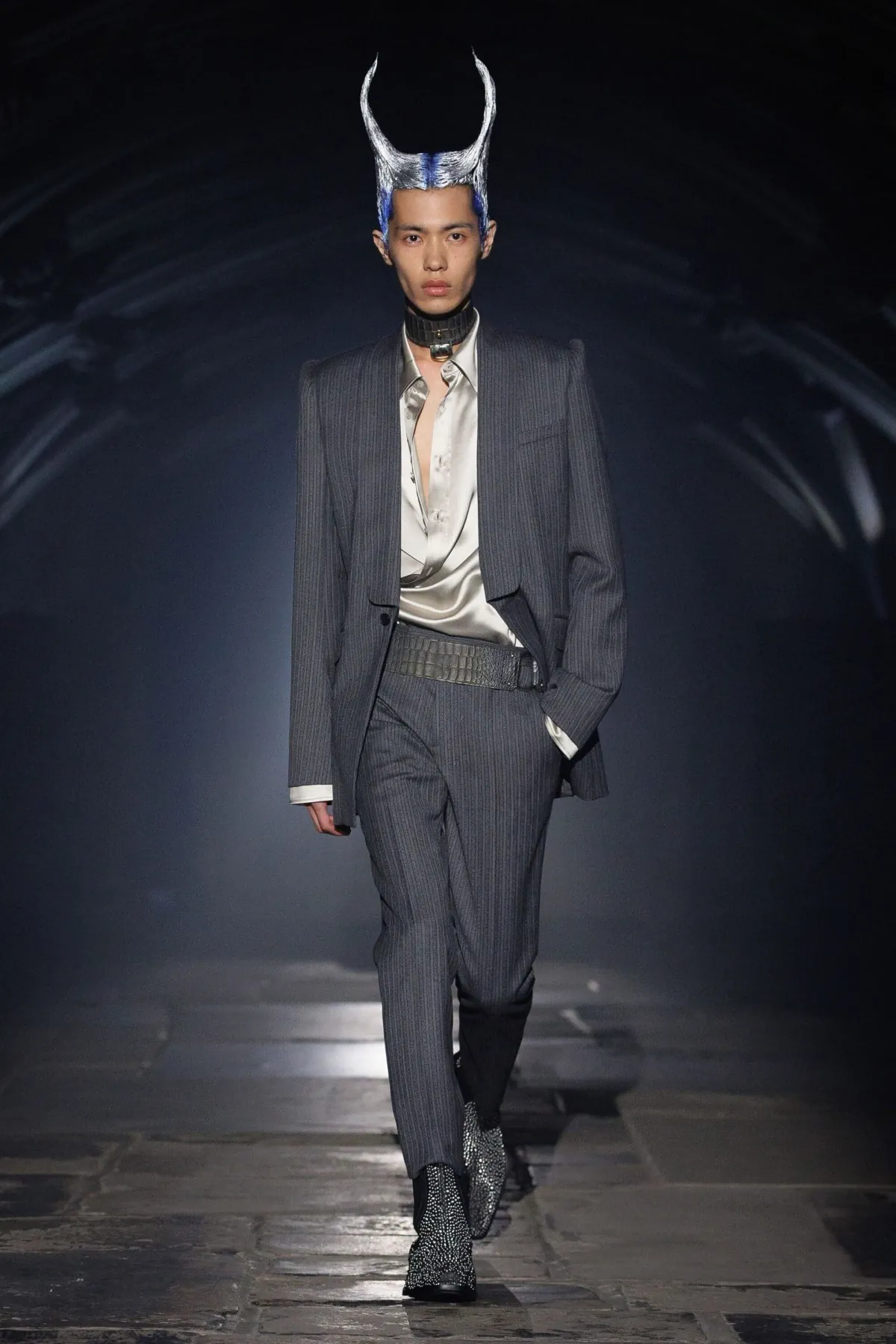 McQueen Spring Summer 2027 London Fashion Week 4 McQueen rentre Ă Londres : l'homme printemps 2027 troque le glamour parisien pour la rigueur de Savile Row