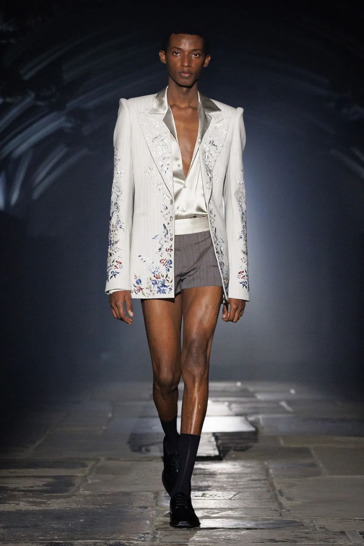 McQueen Spring Summer 2027 London Fashion Week 5 McQueen rentre Ă Londres : l'homme printemps 2027 troque le glamour parisien pour la rigueur de Savile Row