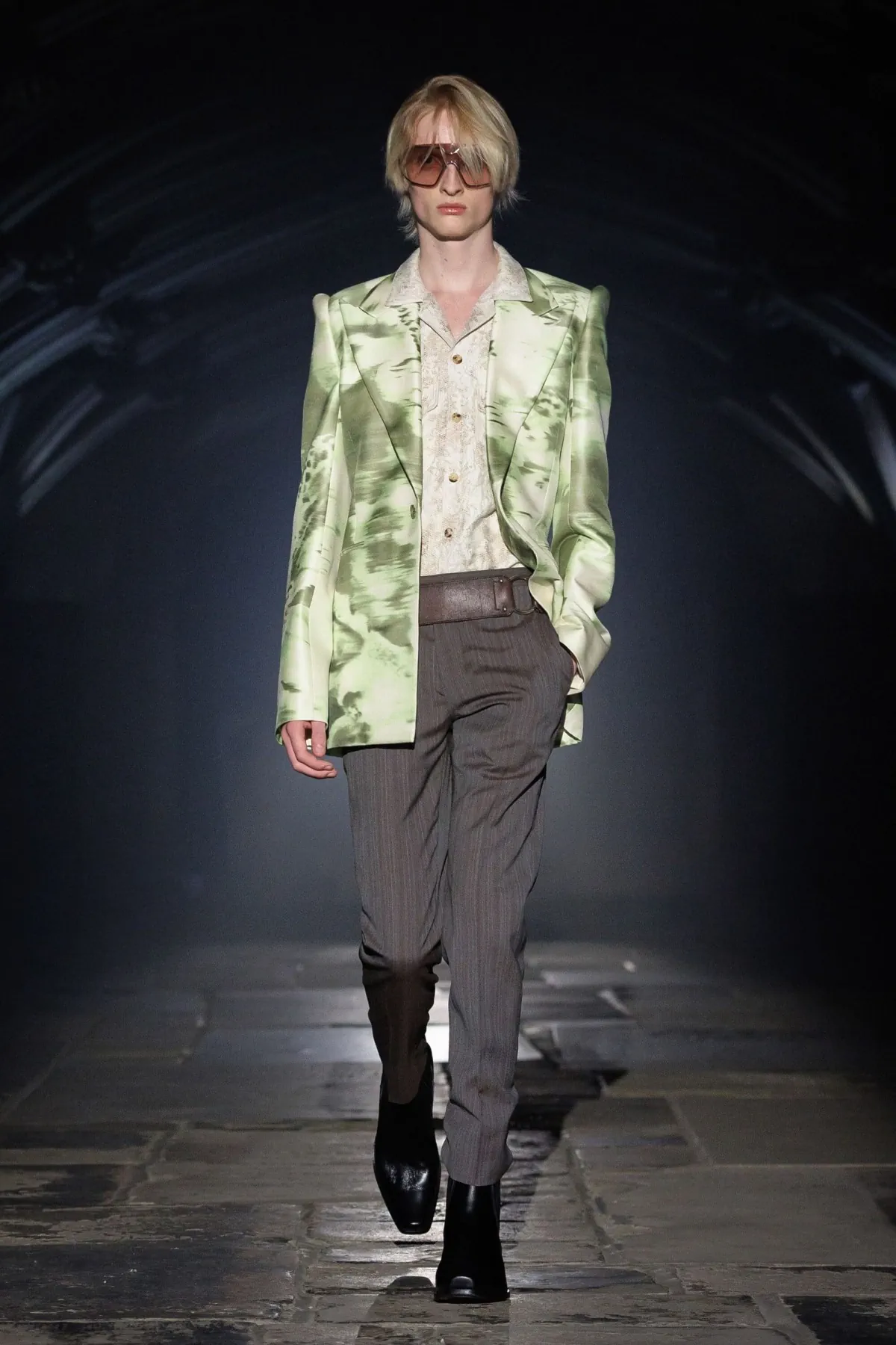 McQueen Spring Summer 2027 London Fashion Week 6 McQueen rentre Ă Londres : l'homme printemps 2027 troque le glamour parisien pour la rigueur de Savile Row