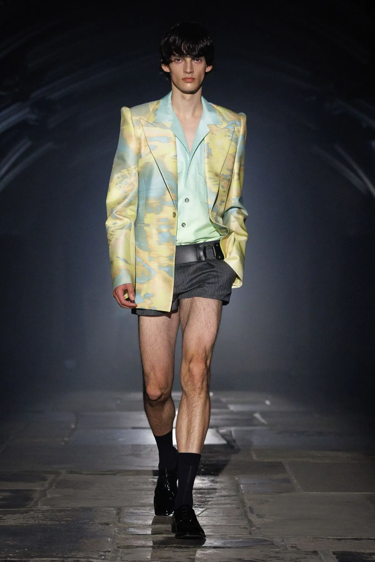 McQueen Spring Summer 2027 London Fashion Week 7 McQueen rentre Ă Londres : l'homme printemps 2027 troque le glamour parisien pour la rigueur de Savile Row