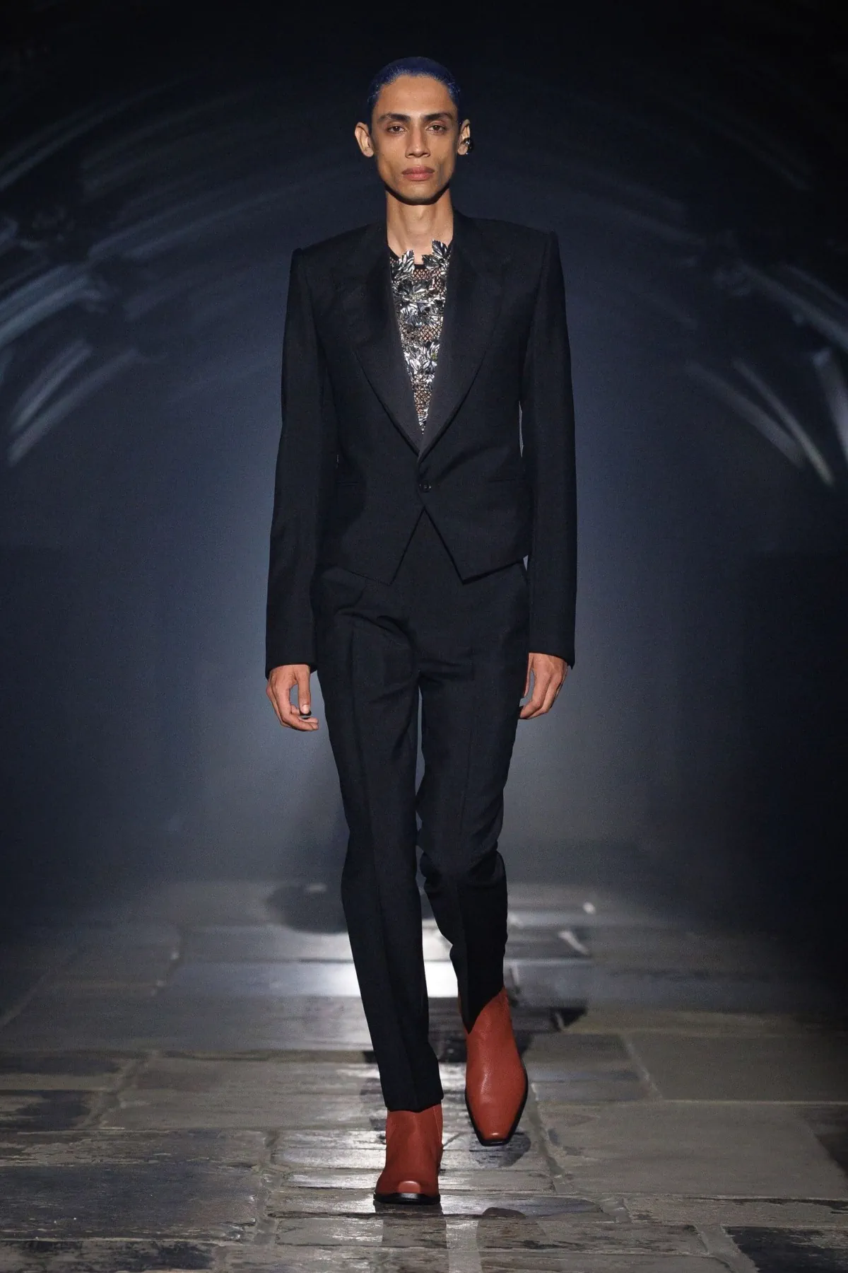 McQueen Spring Summer 2027 London Fashion Week 8 McQueen rentre Ă Londres : l'homme printemps 2027 troque le glamour parisien pour la rigueur de Savile Row