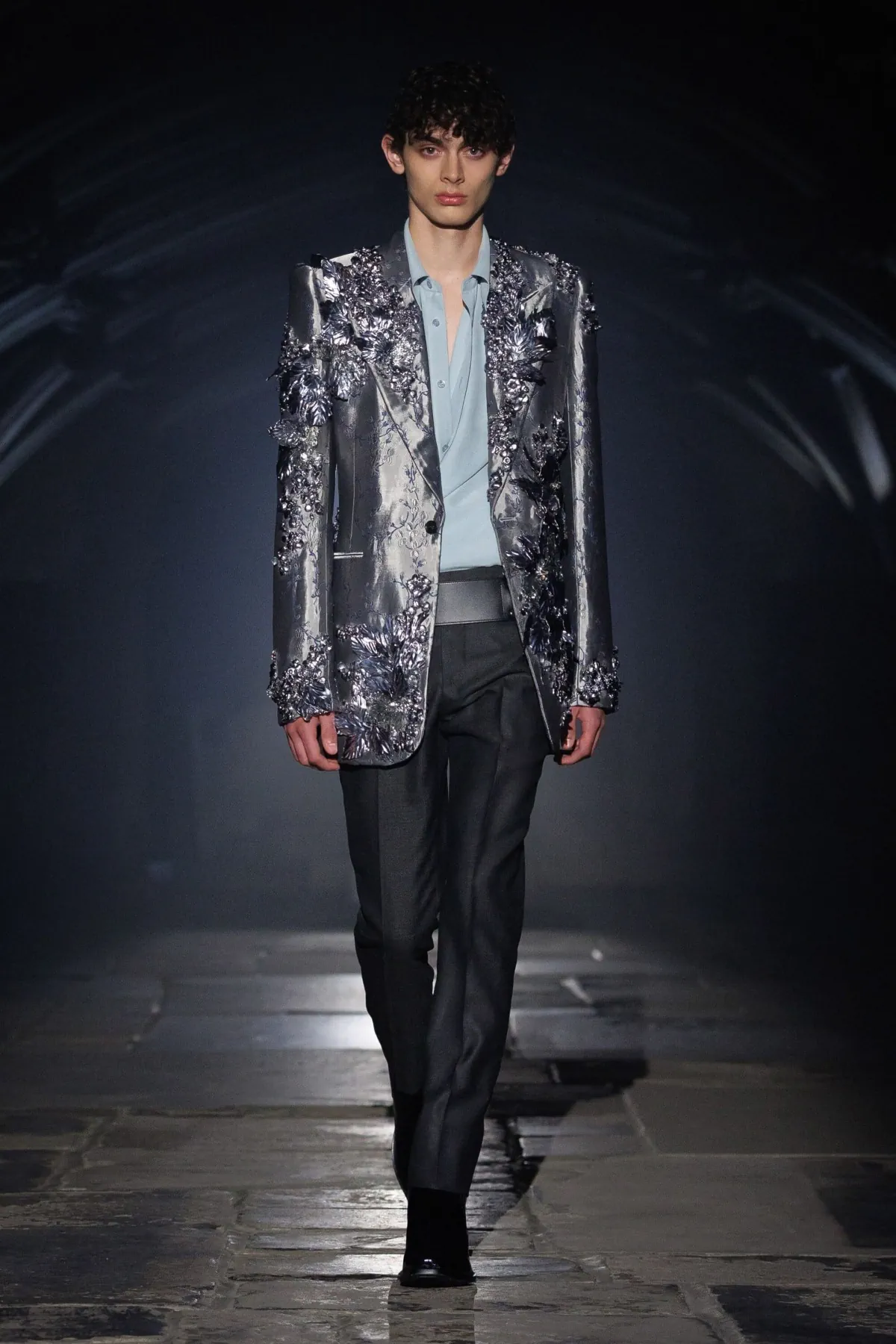 McQueen Spring Summer 2027 London Fashion Week 9 McQueen rentre Ă Londres : l'homme printemps 2027 troque le glamour parisien pour la rigueur de Savile Row