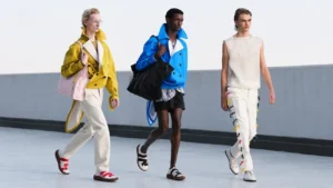 Sur le toit d'un parking milanais, la collection Moschino Printemps 2027 réconcilie l'homme avec la rue
