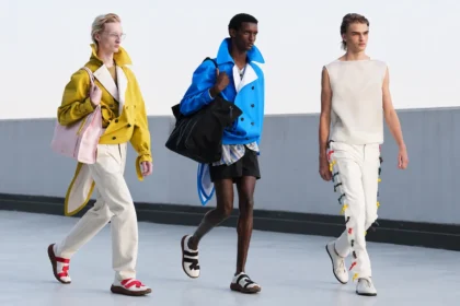 Sur le toit d'un parking milanais, la collection Moschino Printemps 2027 réconcilie l'homme avec la rue