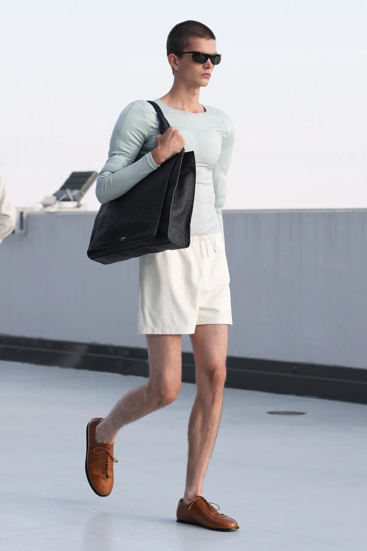 Sur le toit d'un parking milanais, la collection Moschino Printemps 2027 réconcilie l'homme avec la rue