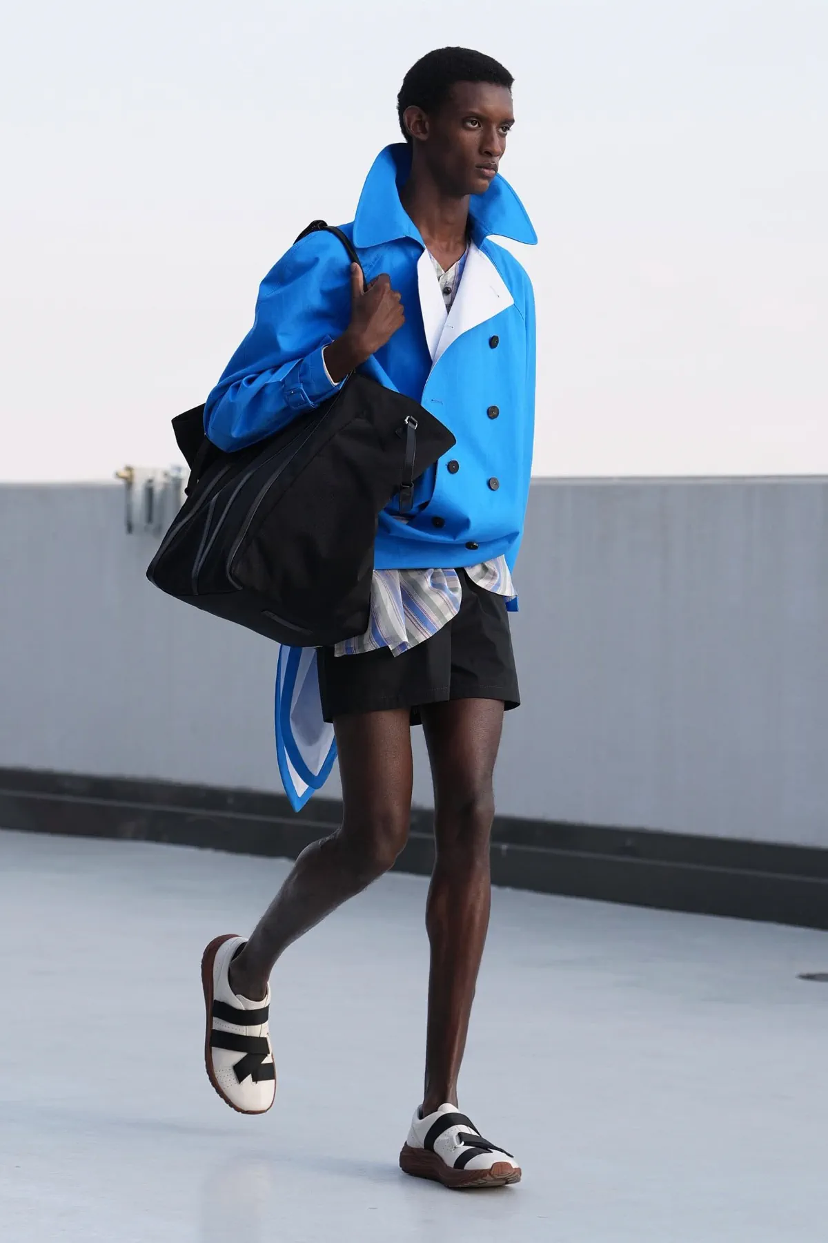 Sur le toit d'un parking milanais, la collection Moschino Printemps 2027 réconcilie l'homme avec la rue