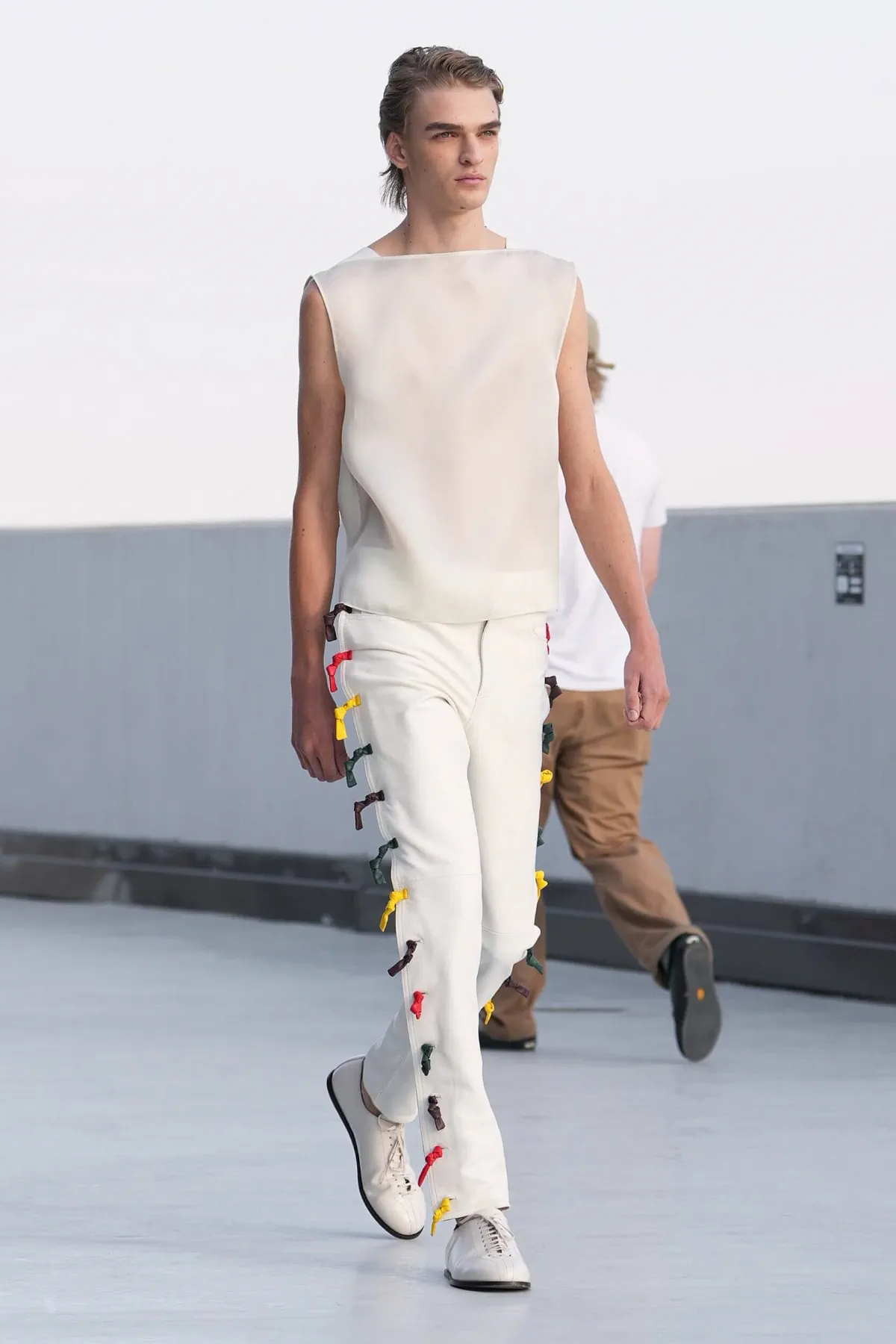 Sur le toit d'un parking milanais, la collection Moschino Printemps 2027 réconcilie l'homme avec la rue