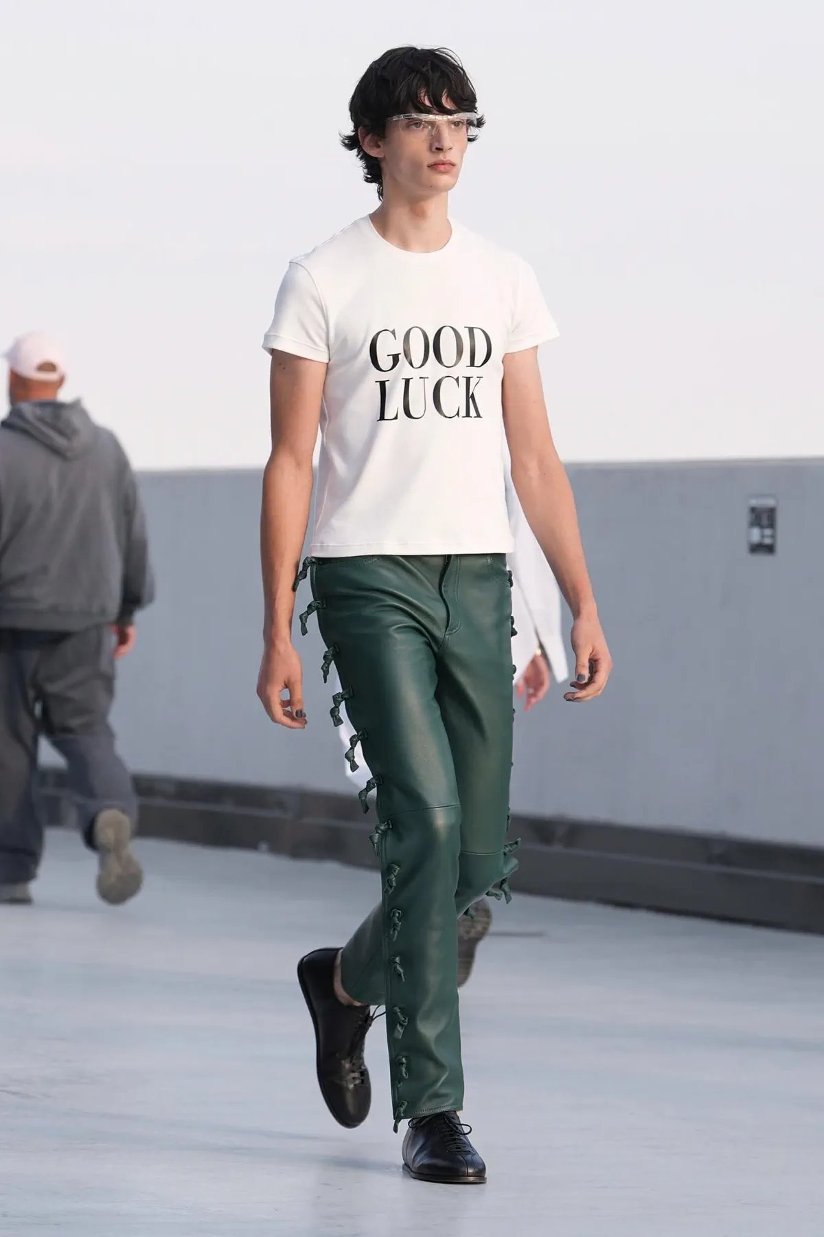 Sur le toit d'un parking milanais, la collection Moschino Printemps 2027 réconcilie l'homme avec la rue