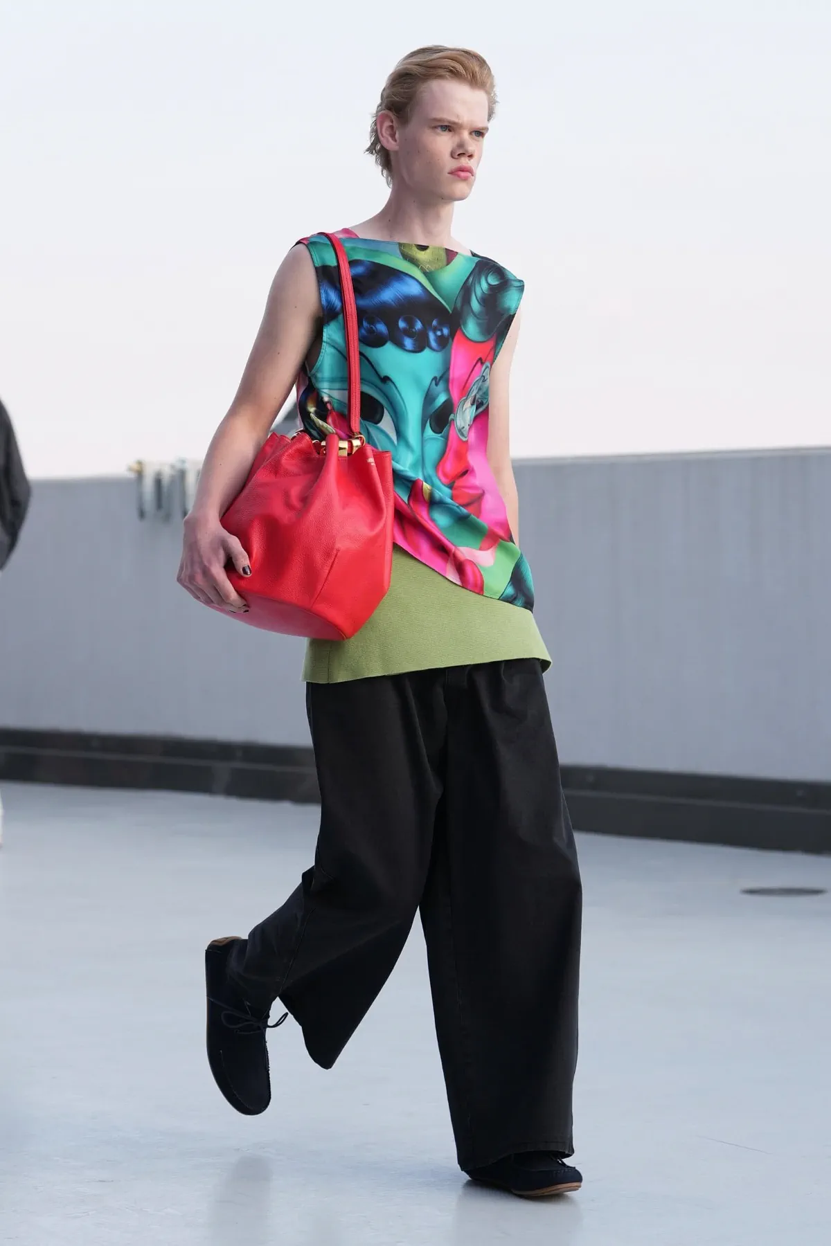 Sur le toit d'un parking milanais, la collection Moschino Printemps 2027 réconcilie l'homme avec la rue